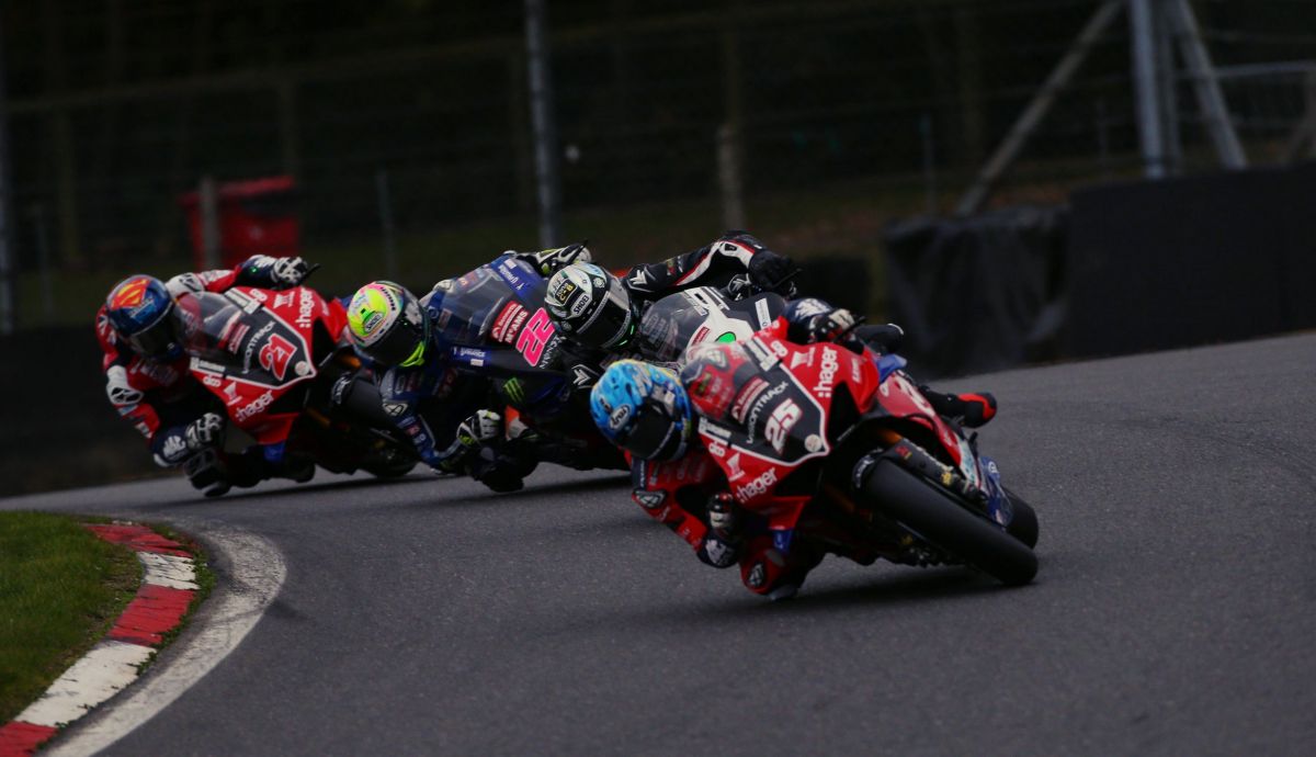 Josh Brookes seguido por Glenn Irwin, Jason O'Halloran y Christian Iddon Josh Brookes seguido por Glenn Irwin, Jason O'Halloran y Christian Iddon