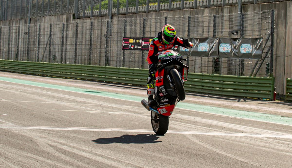 Lorenzo Savadori cruza la meta para ser campeón Lorenzo Savadori cruza la meta para ser campeón