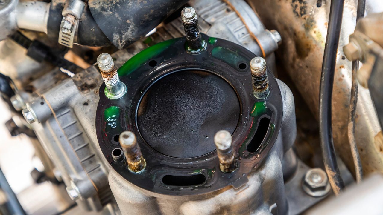 Revisión y limpieza de culata y pistón en un motor 2T