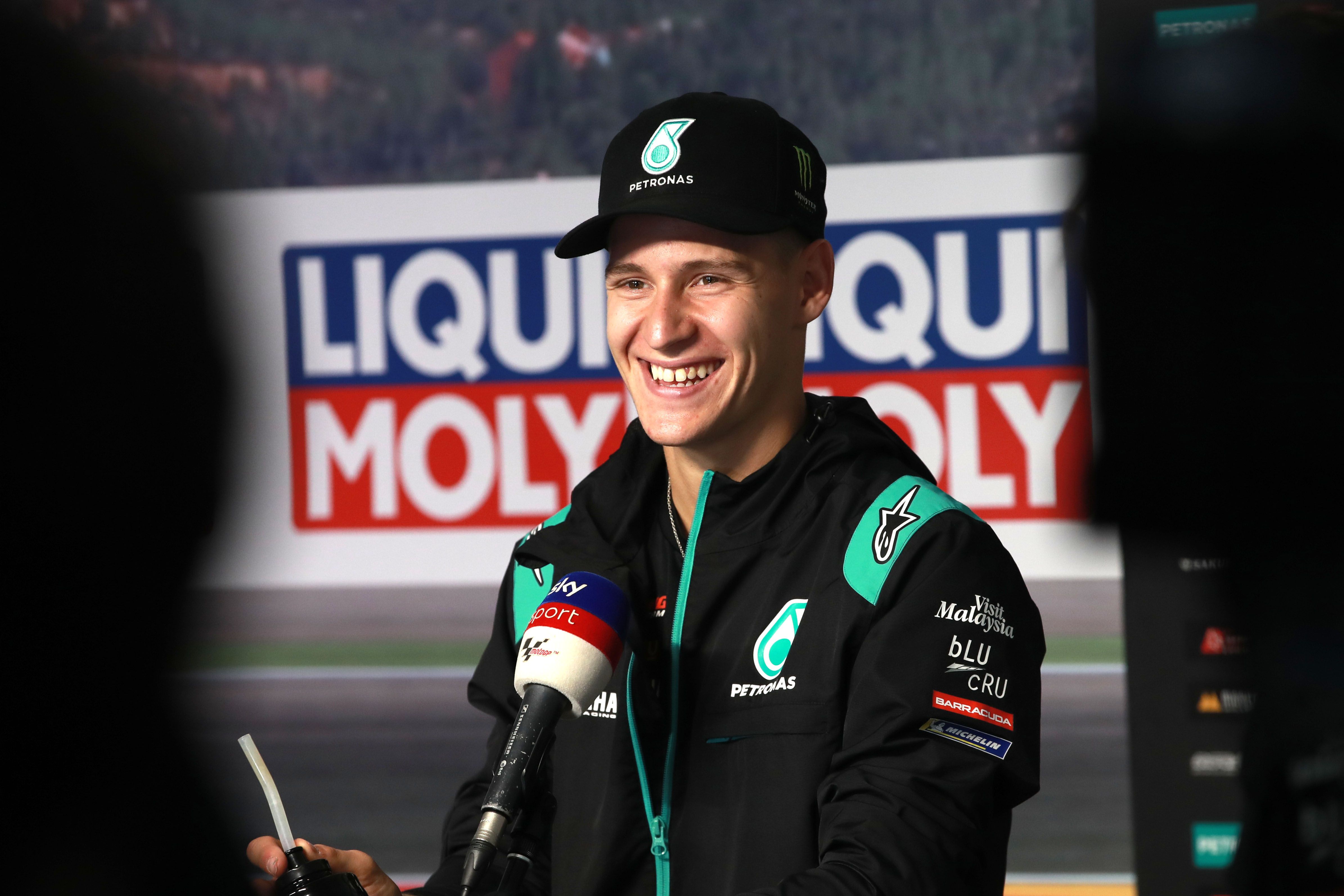 Fabio Quartararo atiende a los medios antes de la rueda de prensa del Gran Premio de Teruel.