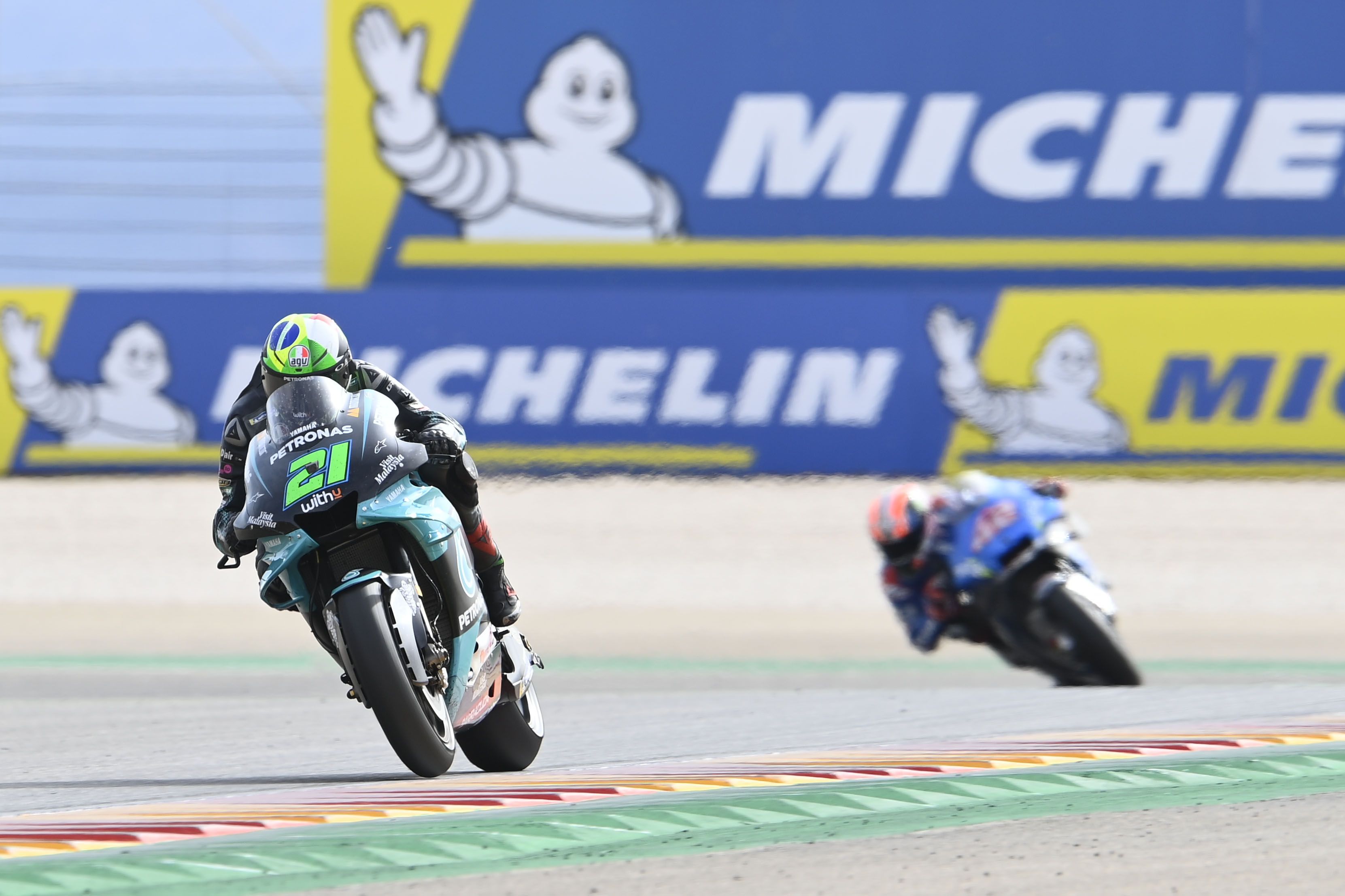 Franco Morbidelli seguido de Álex Rins en el Gran Premio de Teruel de MotoGP.