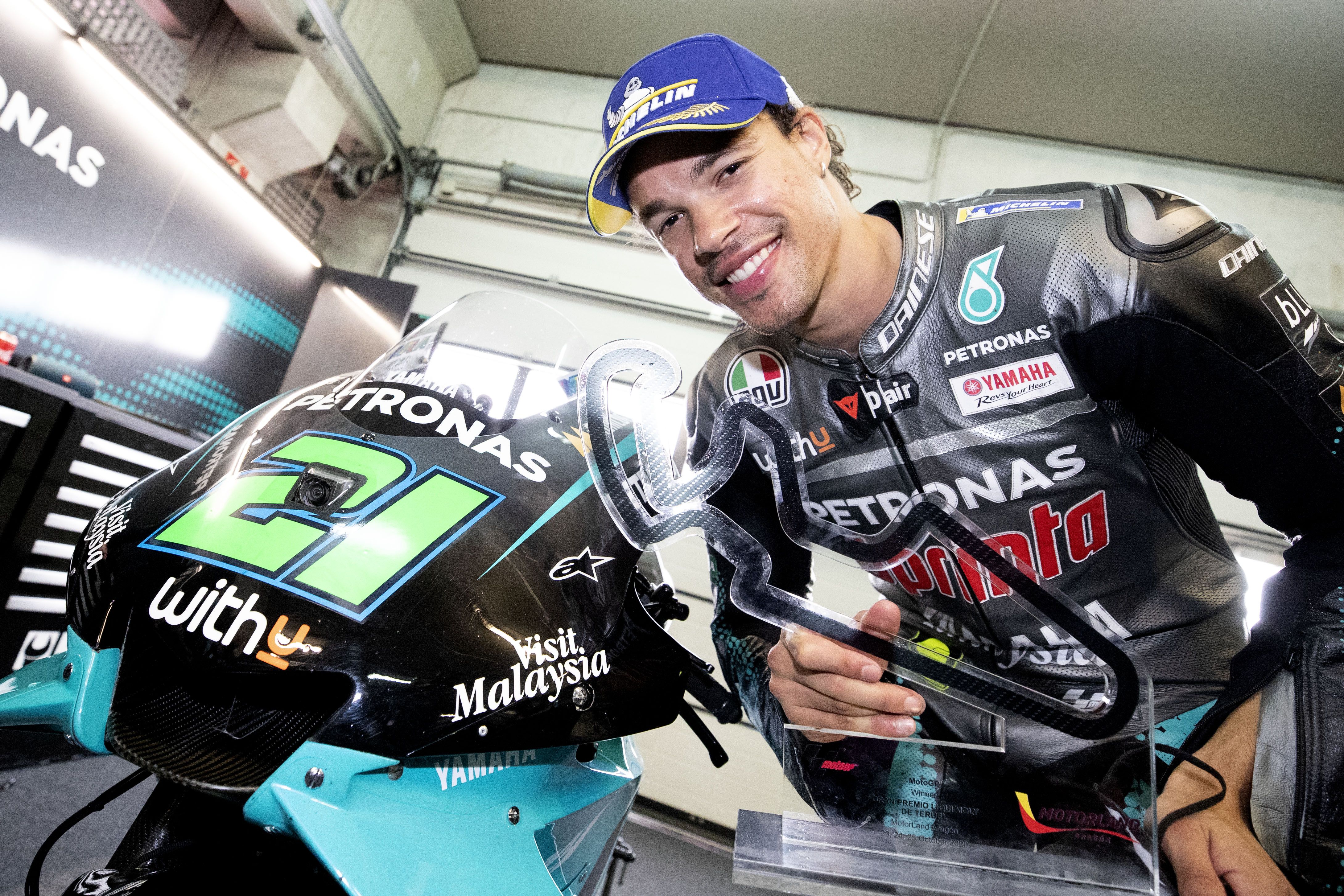 Franco Morbidelli celebra junto a su Yamaha su victoria en Aragón.