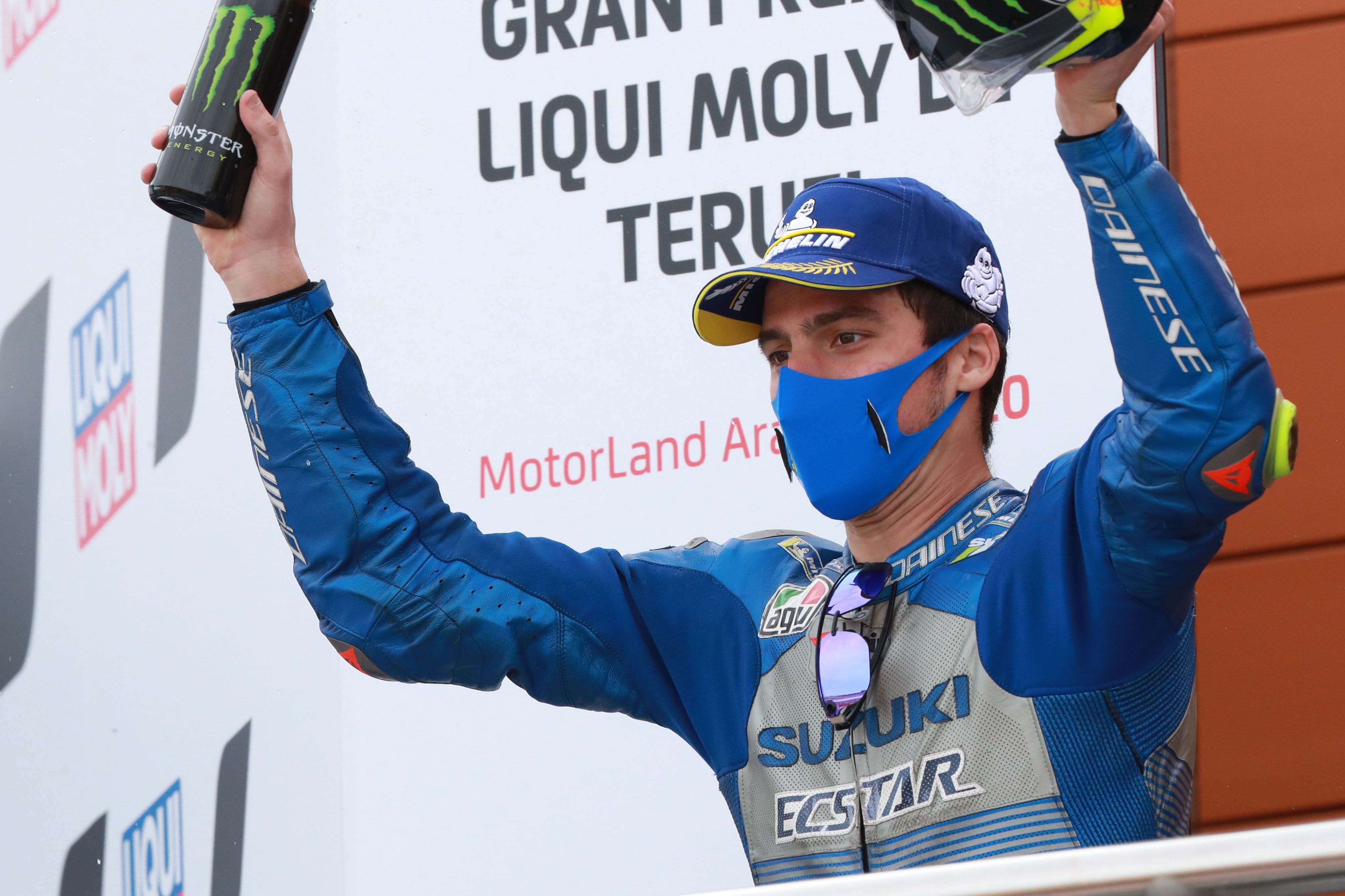 Joan Mir celebra su tercera posición en el Gran Premio de Teruel.