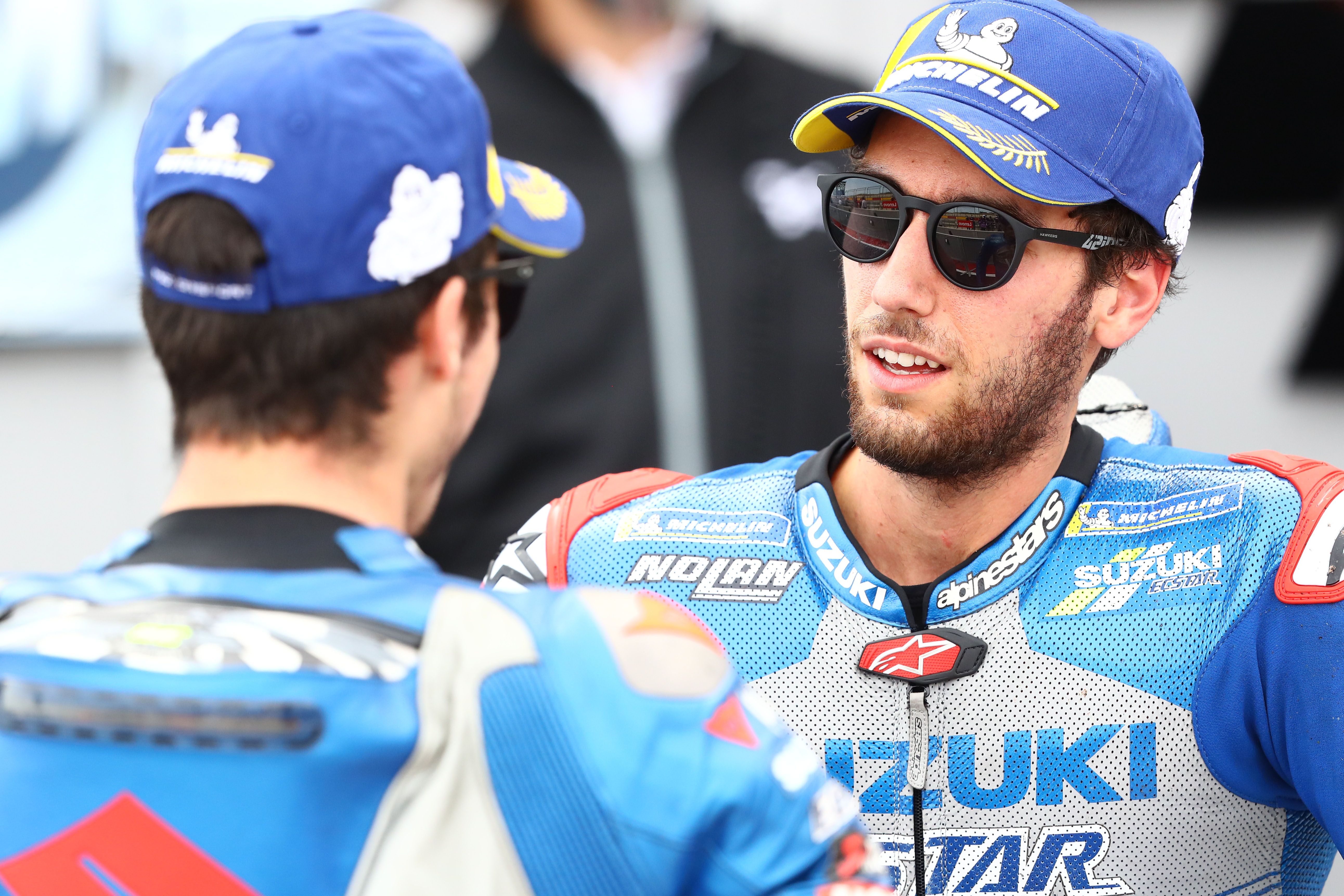 Álex Rins y Joan Mir celebran otro doblete de Suzuki en el podio del GP de Teruel.