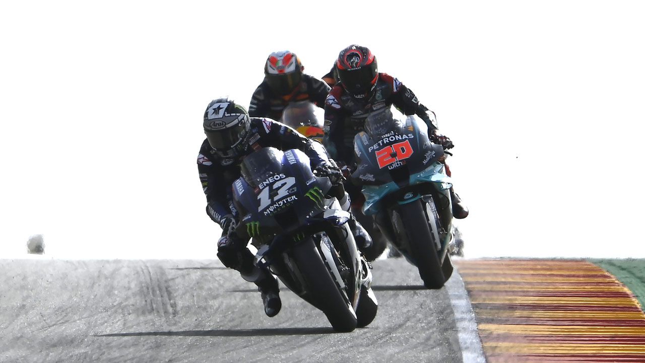 Maverick Viñales seguido de Fabio Quartararo en el Gran Premio de Teruel de MotoGP.
