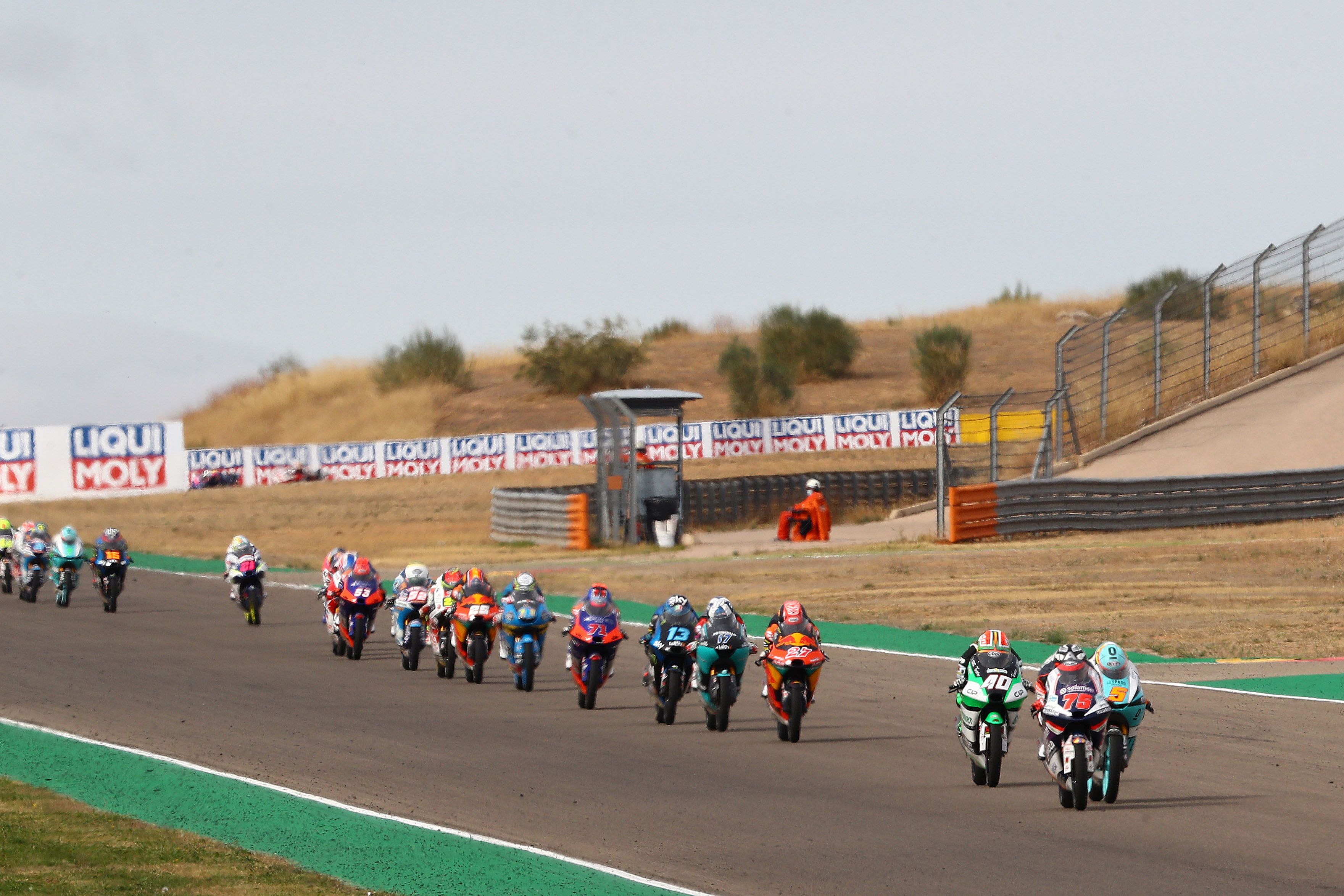Albert Arenas comanda en la larguísima recta con Jaume Masià y Darryn Binder detrás