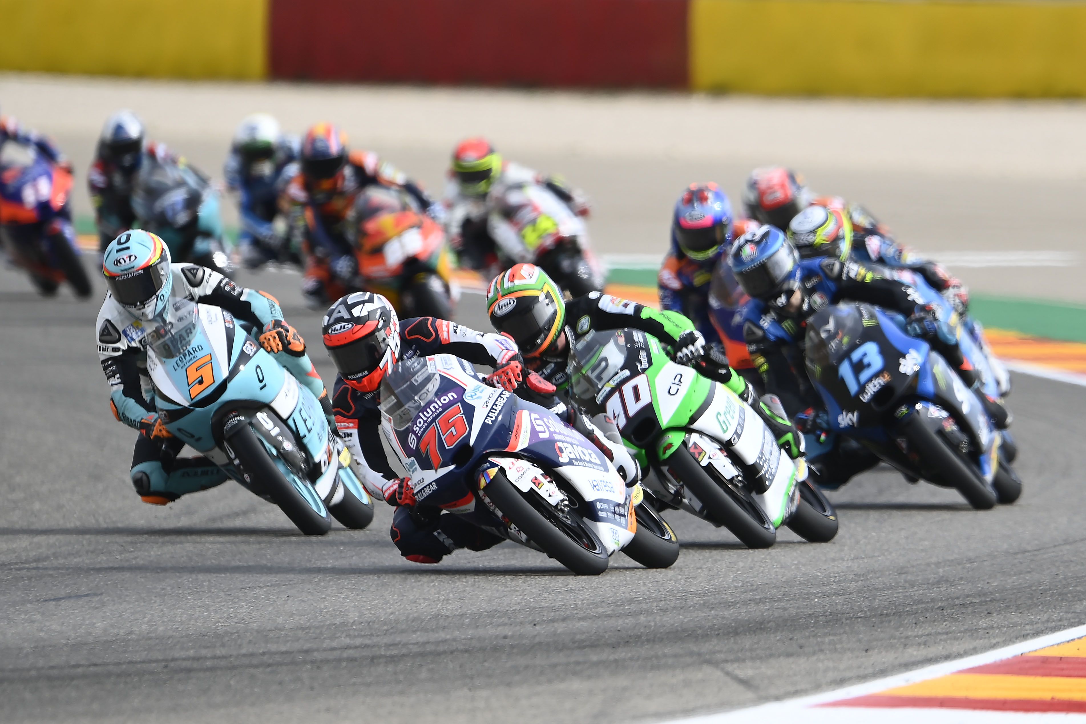 Albert Arenas lidera delante de Darryn Binder con Jaume Masià por el interior