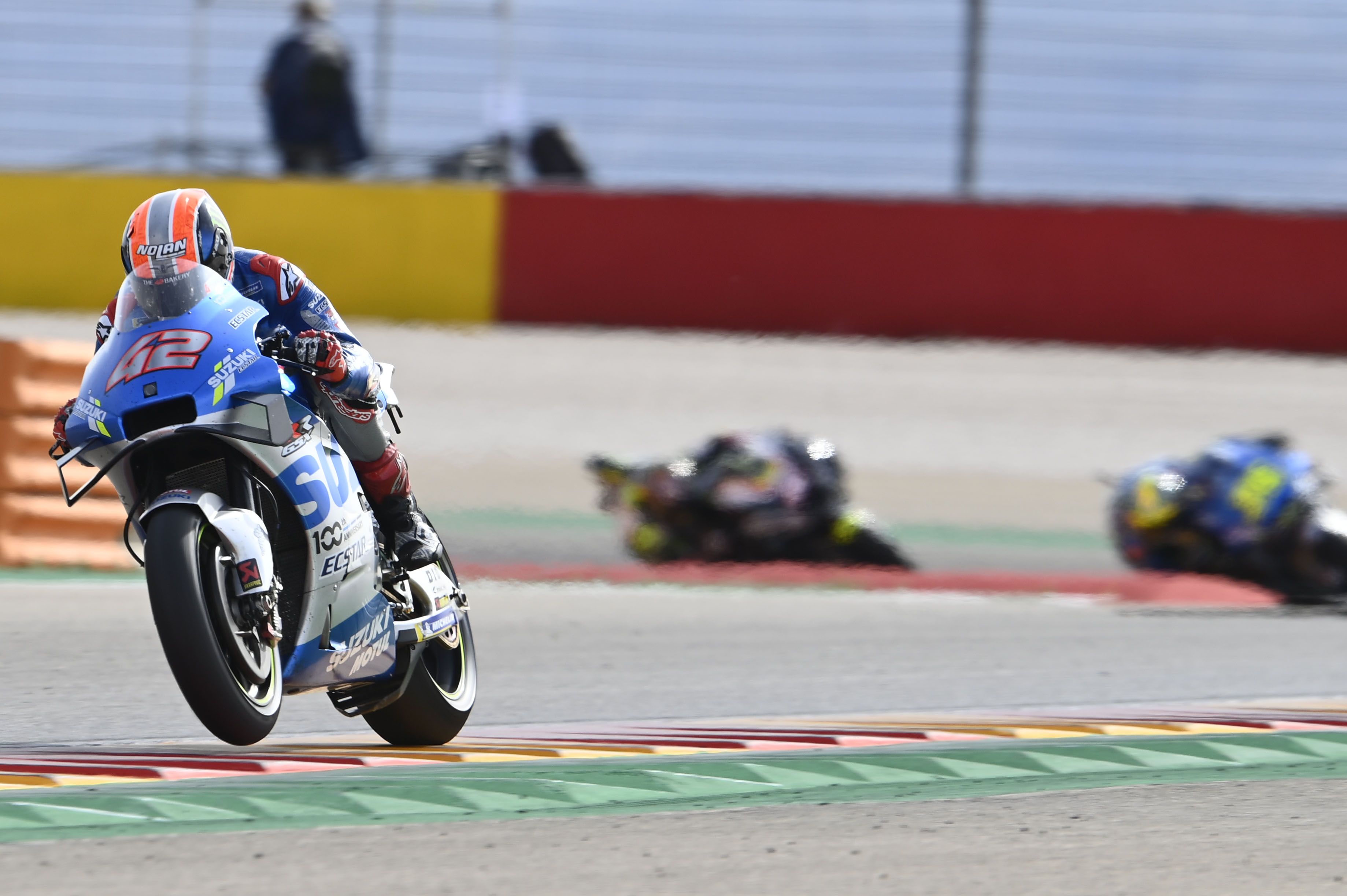 Álex Rins deja atrás a Joan Mir y Johann Zarco