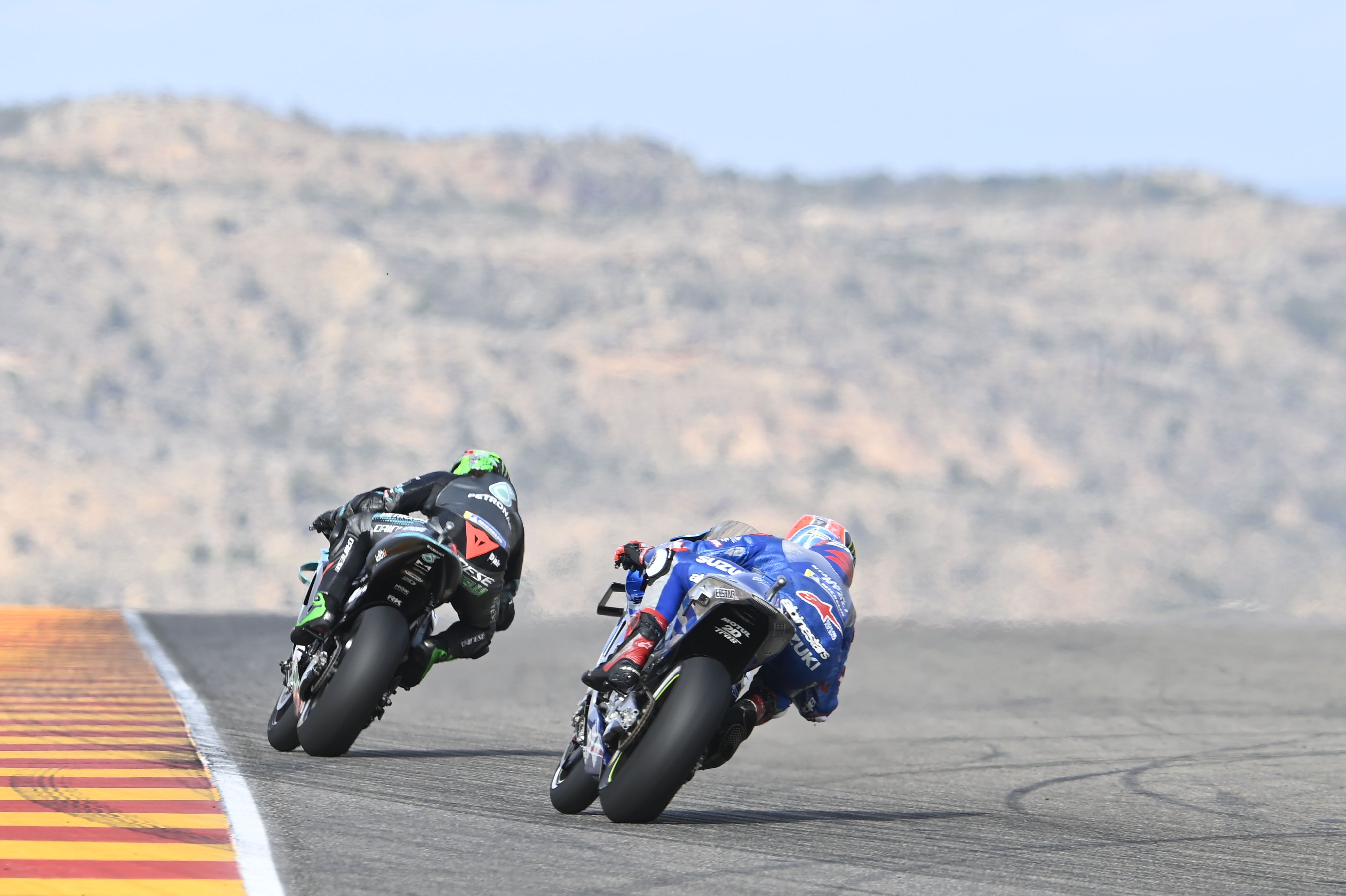 Álex Rins persigue a Franco Morbidelli con el paisaje turolense al fondo