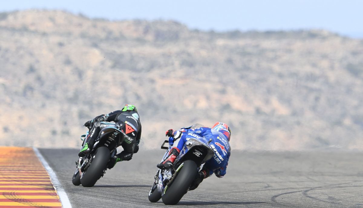 Álex Rins persigue a Franco Morbidelli con el paisaje turolense al fondo