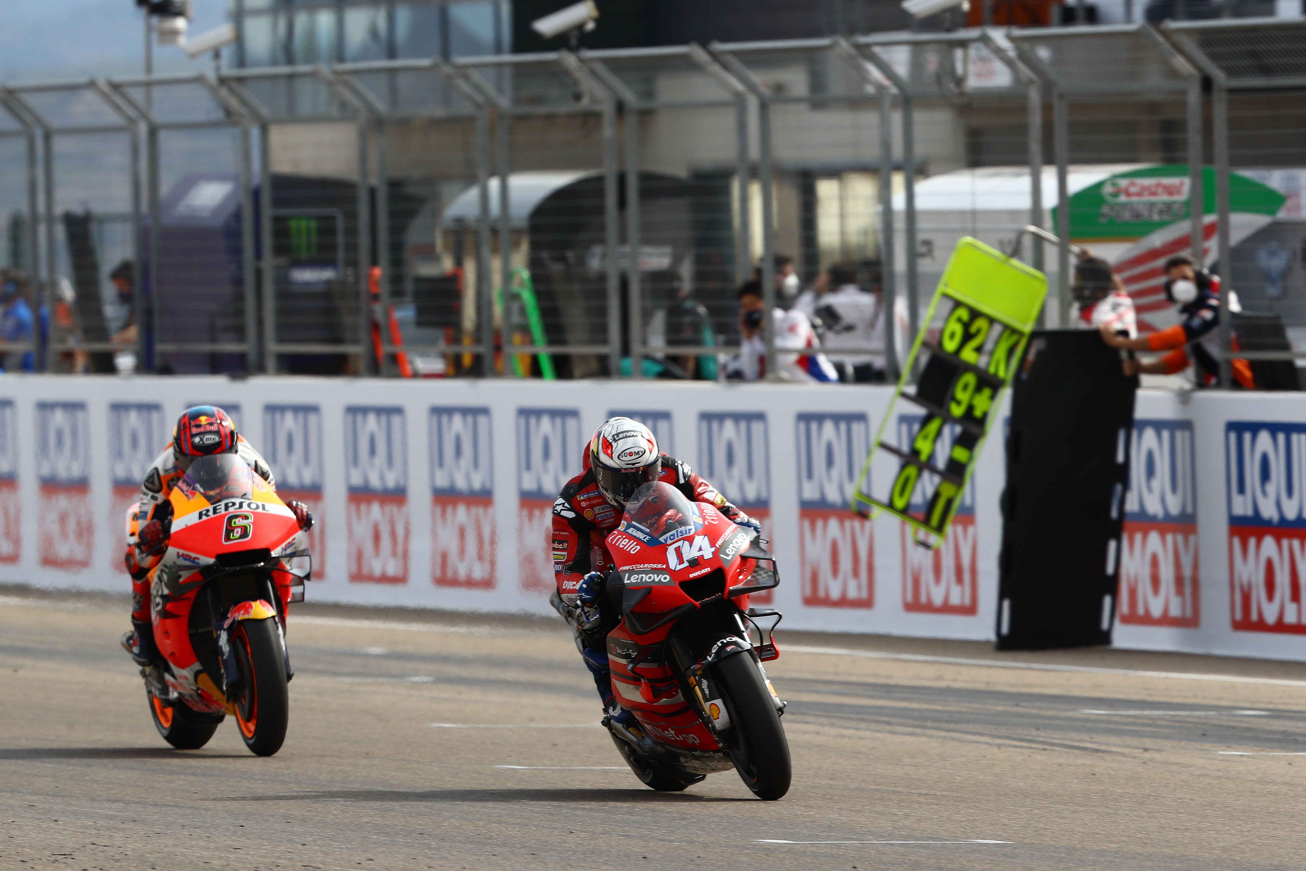 Andrea Dovizioso se defiende de Stefan Bradl