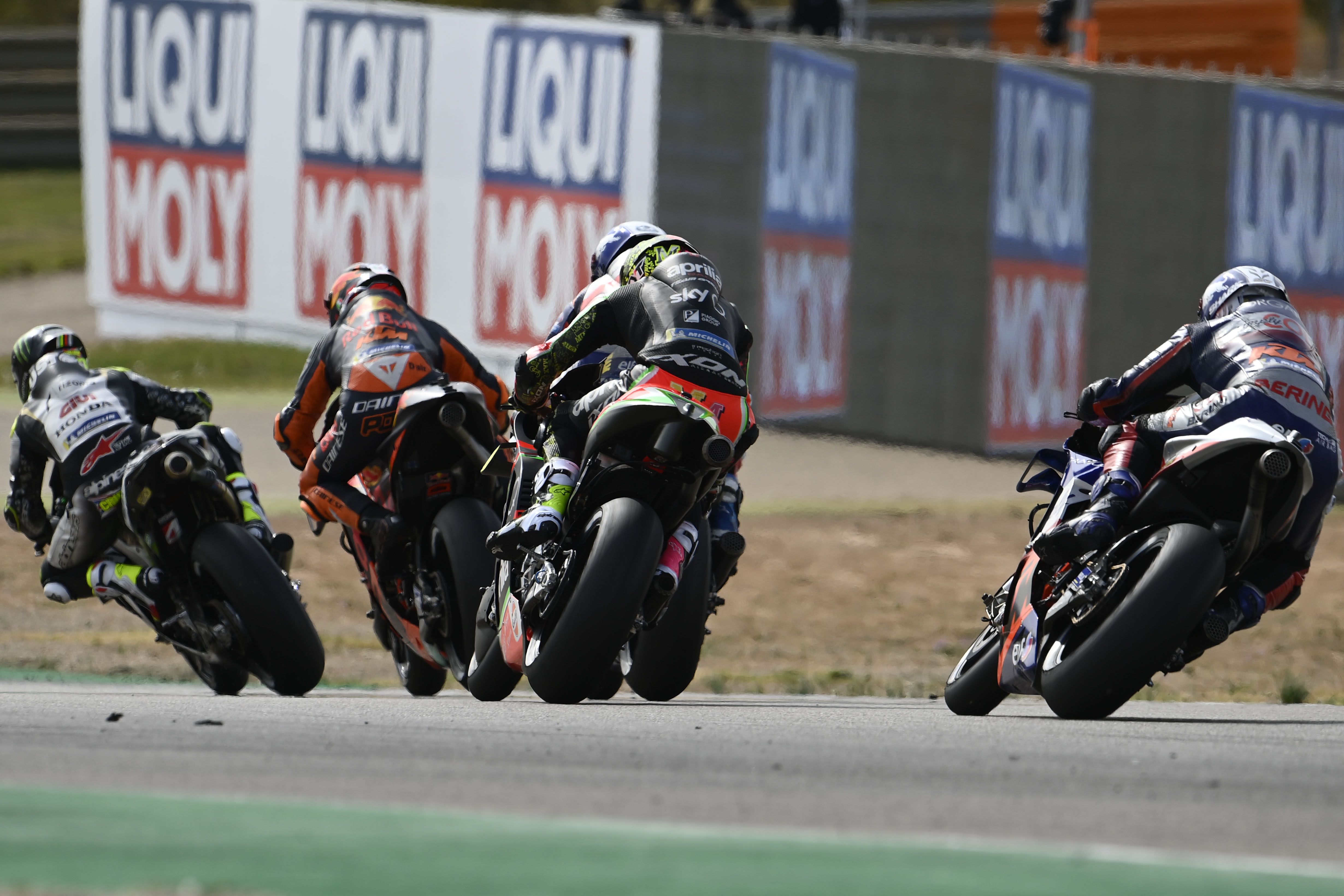 Cal Crutchlow delante de Pol Espargaró y Aleix Espargaró