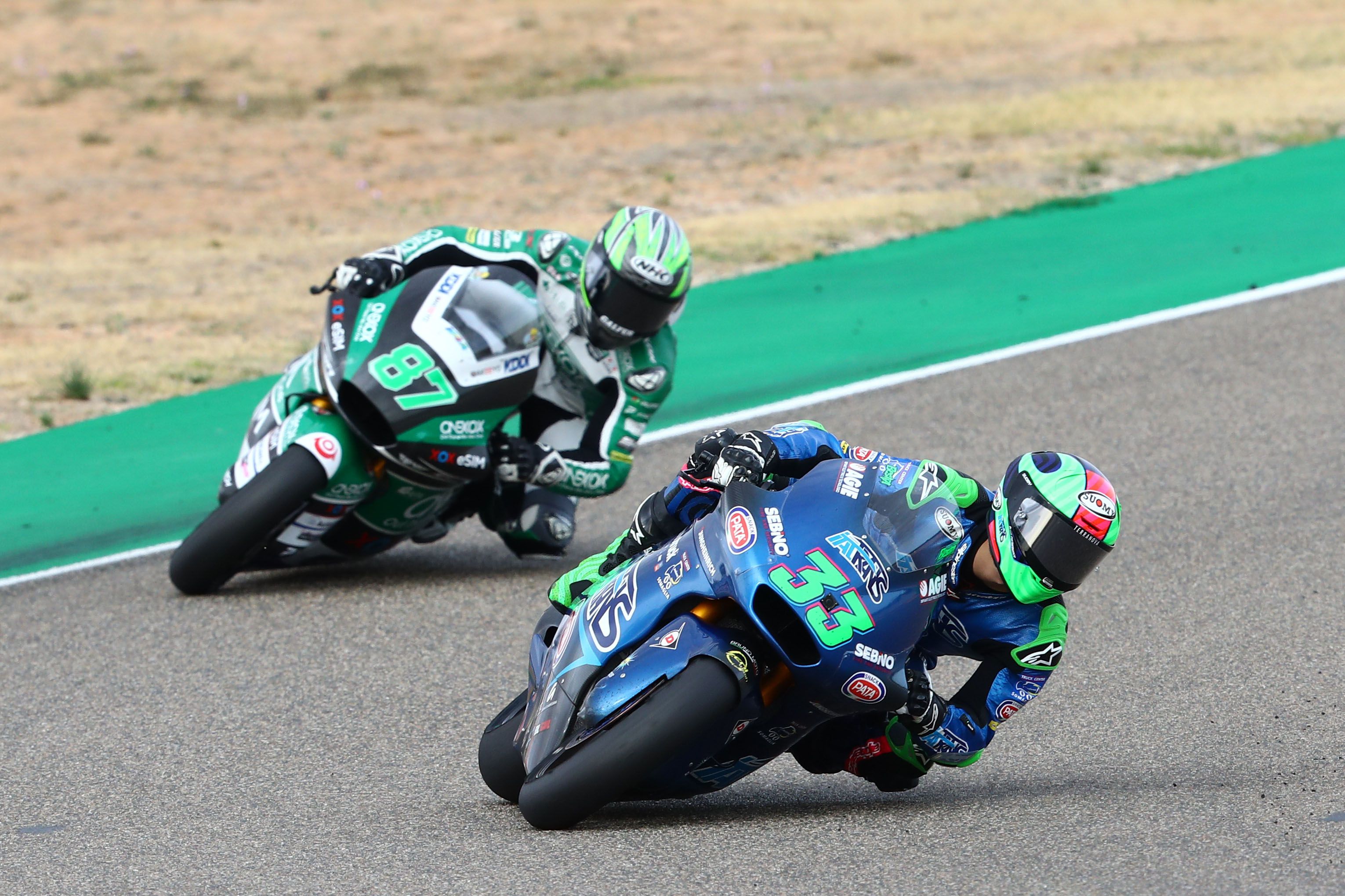 Enea Bastianini se defiende de Remy Gardner