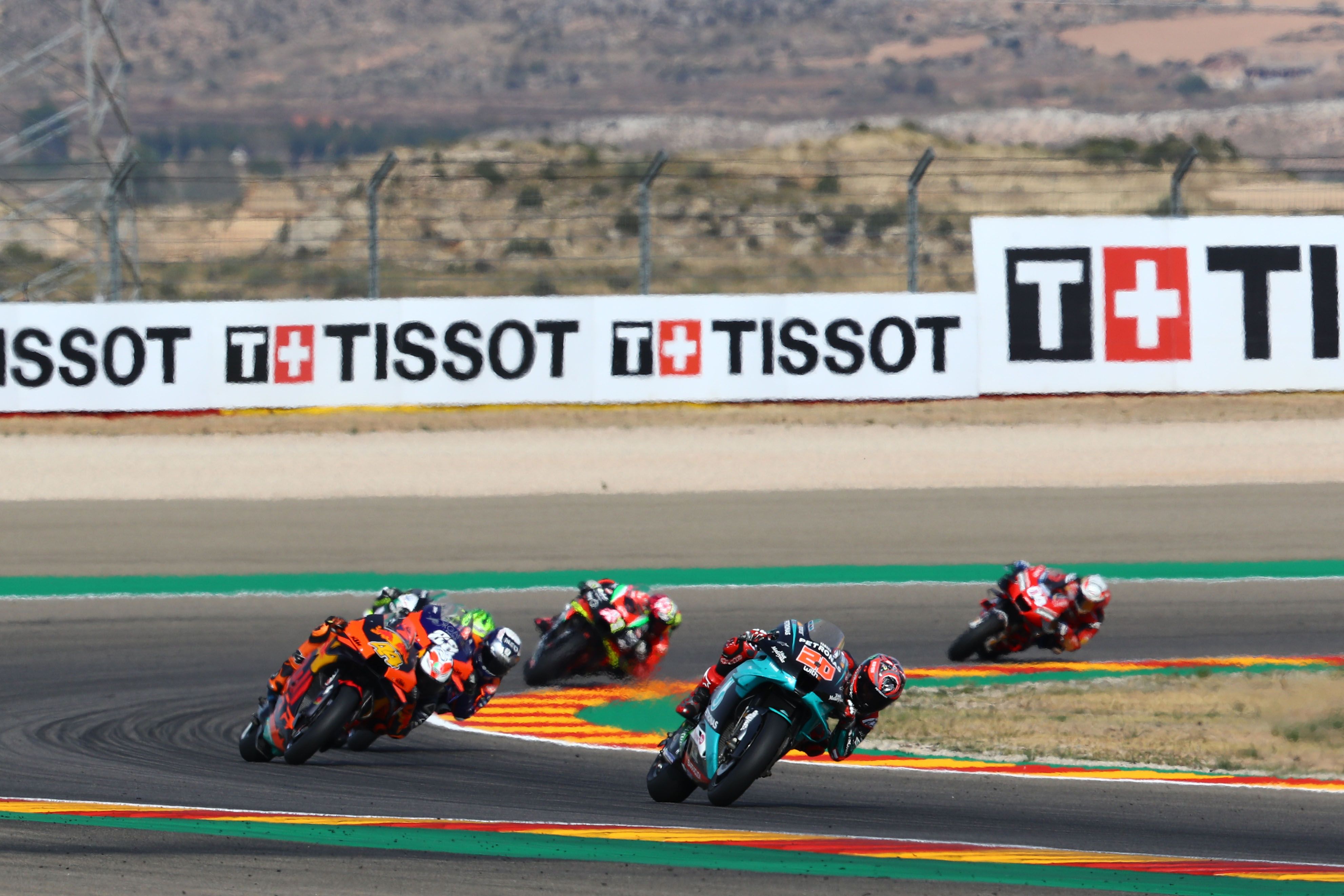 Fabio Quartararo seguido por Pol Espargaró y Miguel Oliveira