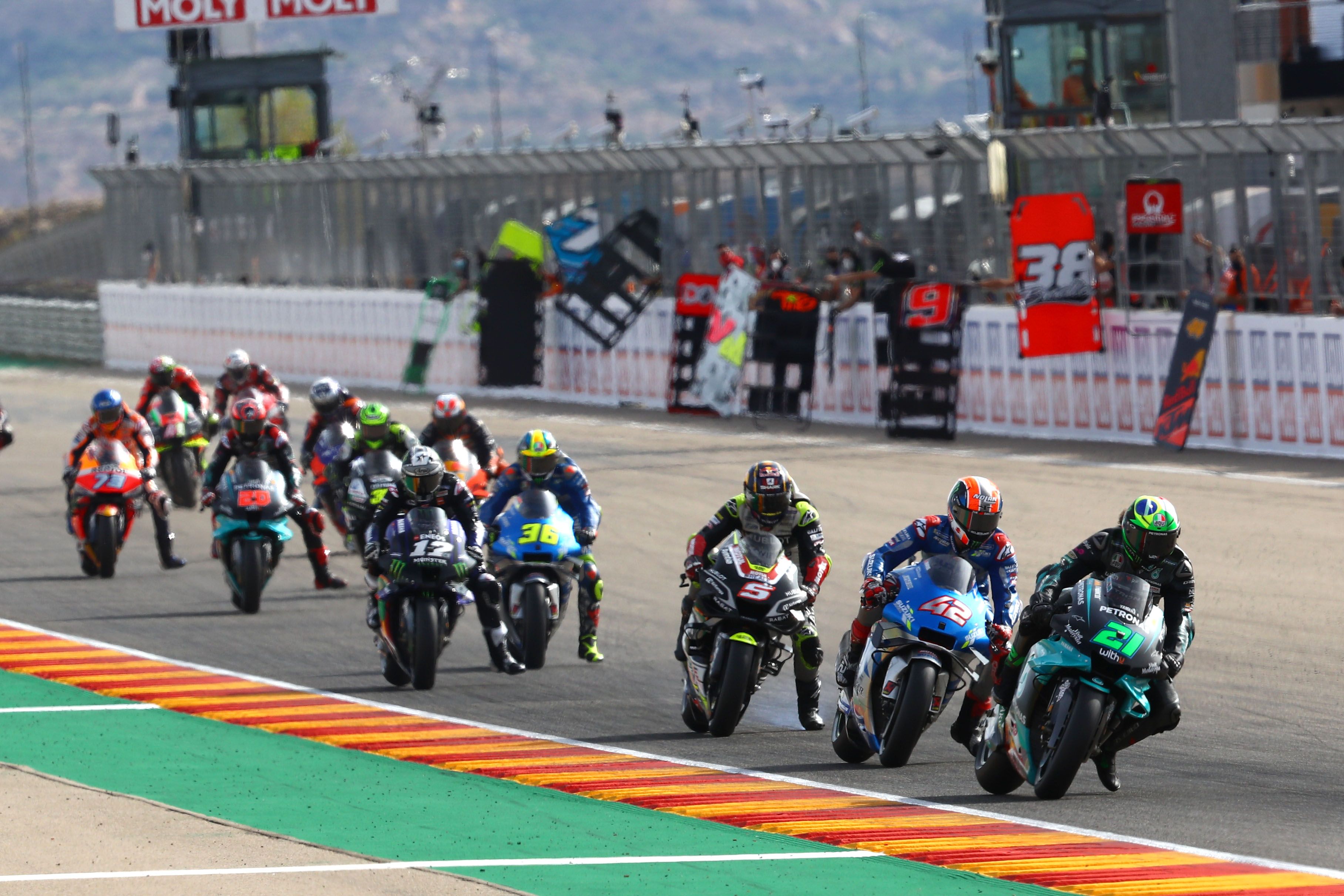 Franco Morbidelli encara la curva uno ante Álex Rins y Johann Zarco