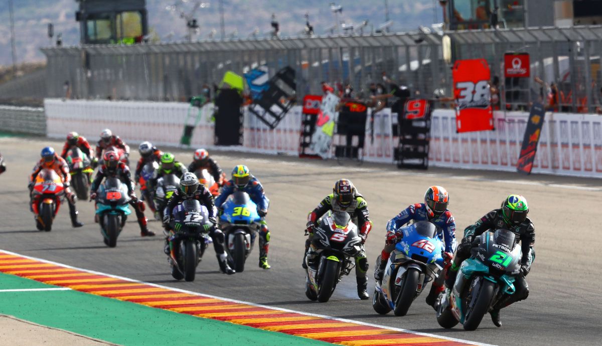 Franco Morbidelli encara la curva uno ante Álex Rins y Johann Zarco Franco Morbidelli encara la curva uno ante Álex Rins y Johann Zarco