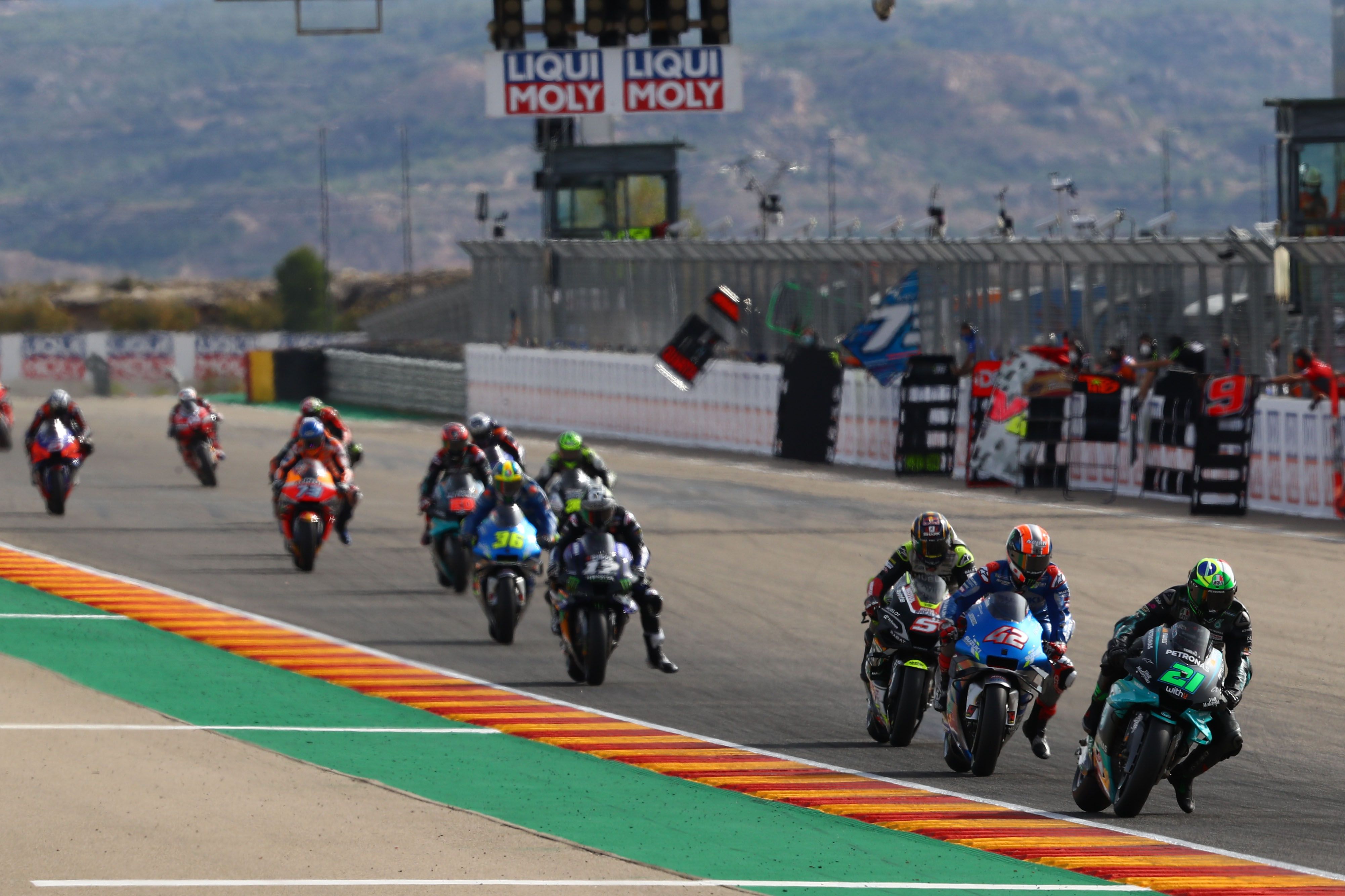 Franco Morbidelli estira el grupo seguido por Álex Rins y Johann Zarco