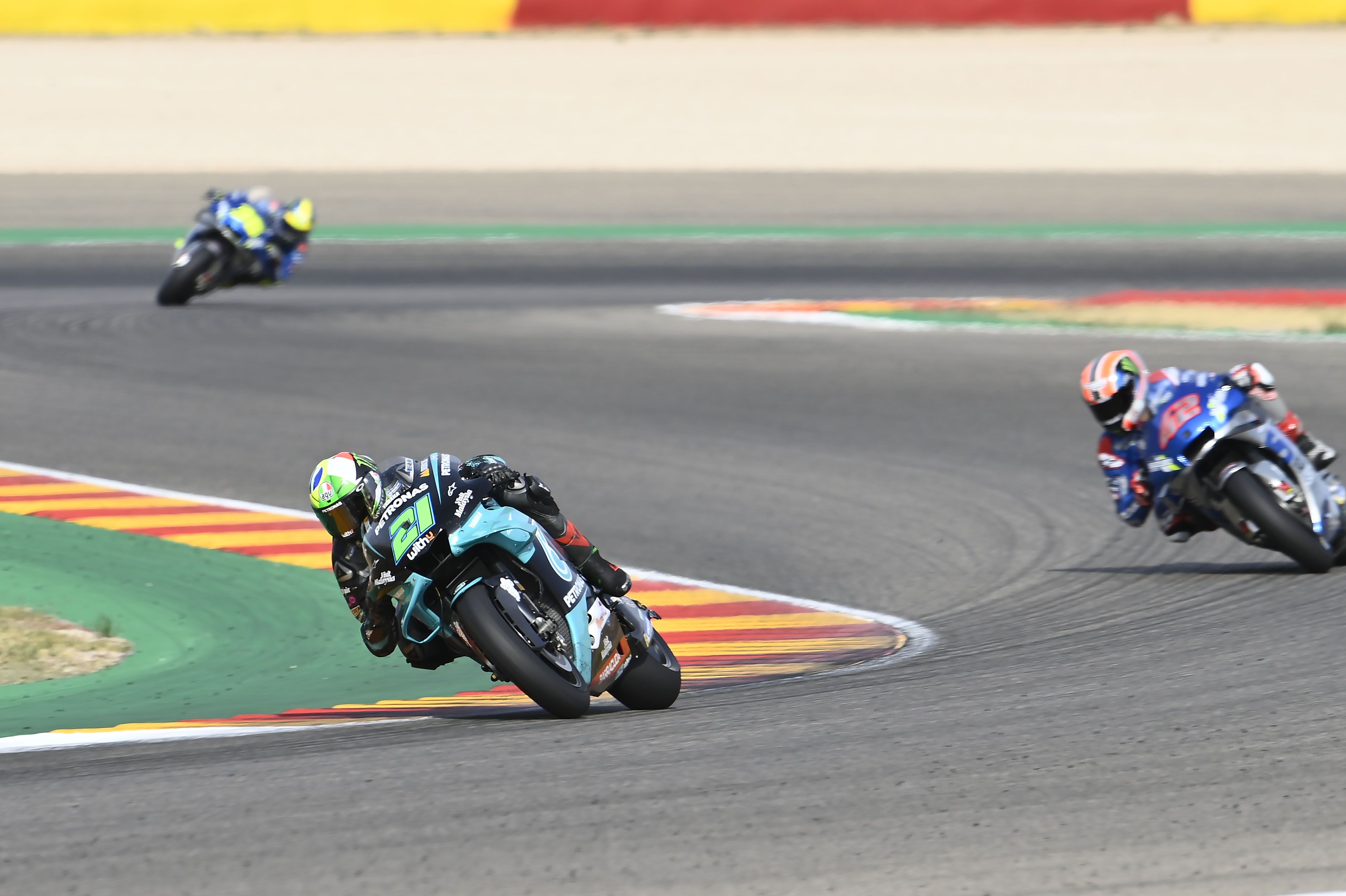 Franco Morbidelli se escapa de Álex Rins con Joan Mir al fondo