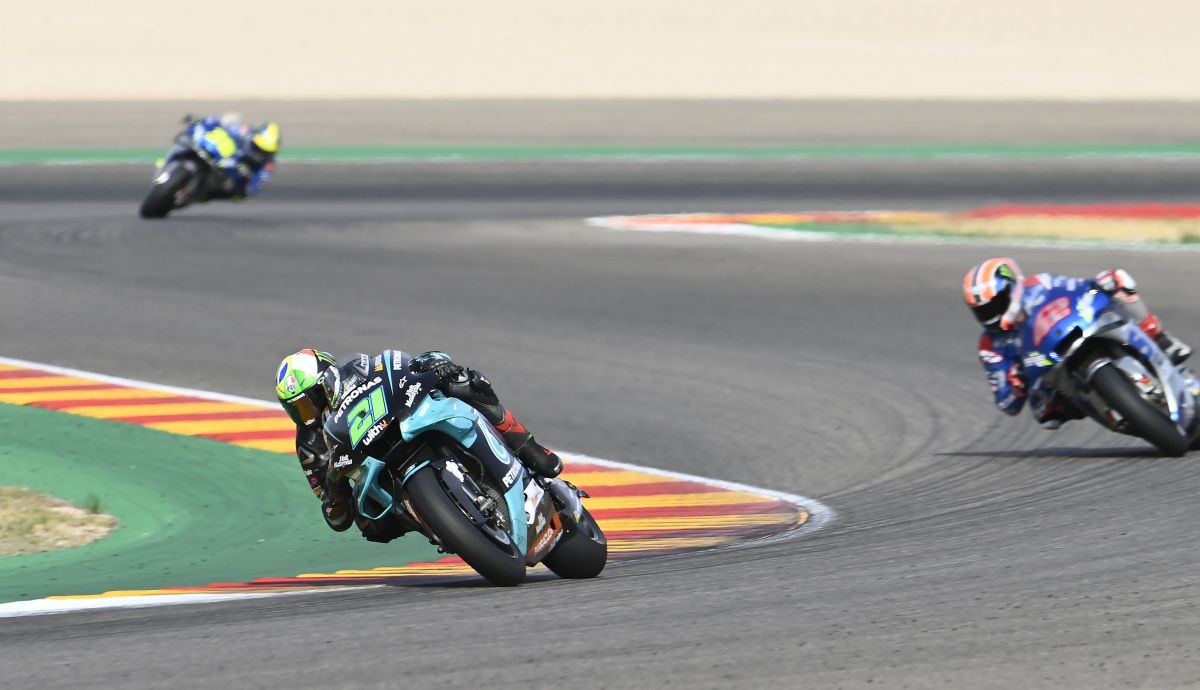 Franco Morbidelli se escapa de Álex Rins con Joan Mir al fondo Franco Morbidelli se escapa de Álex Rins con Joan Mir al fondo