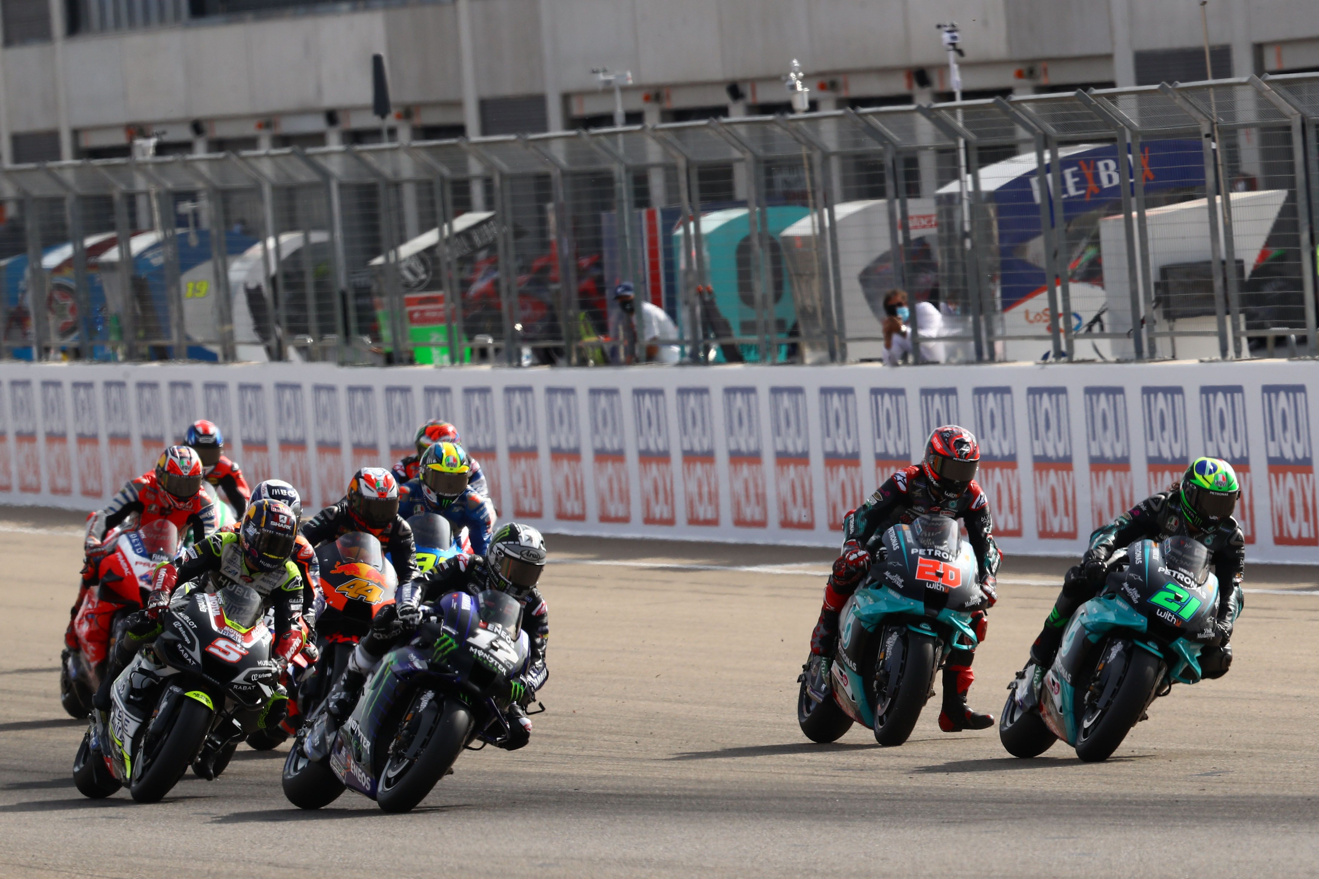 Franco Morbidelli se lanza al interior con Maverick Viñales por fuera