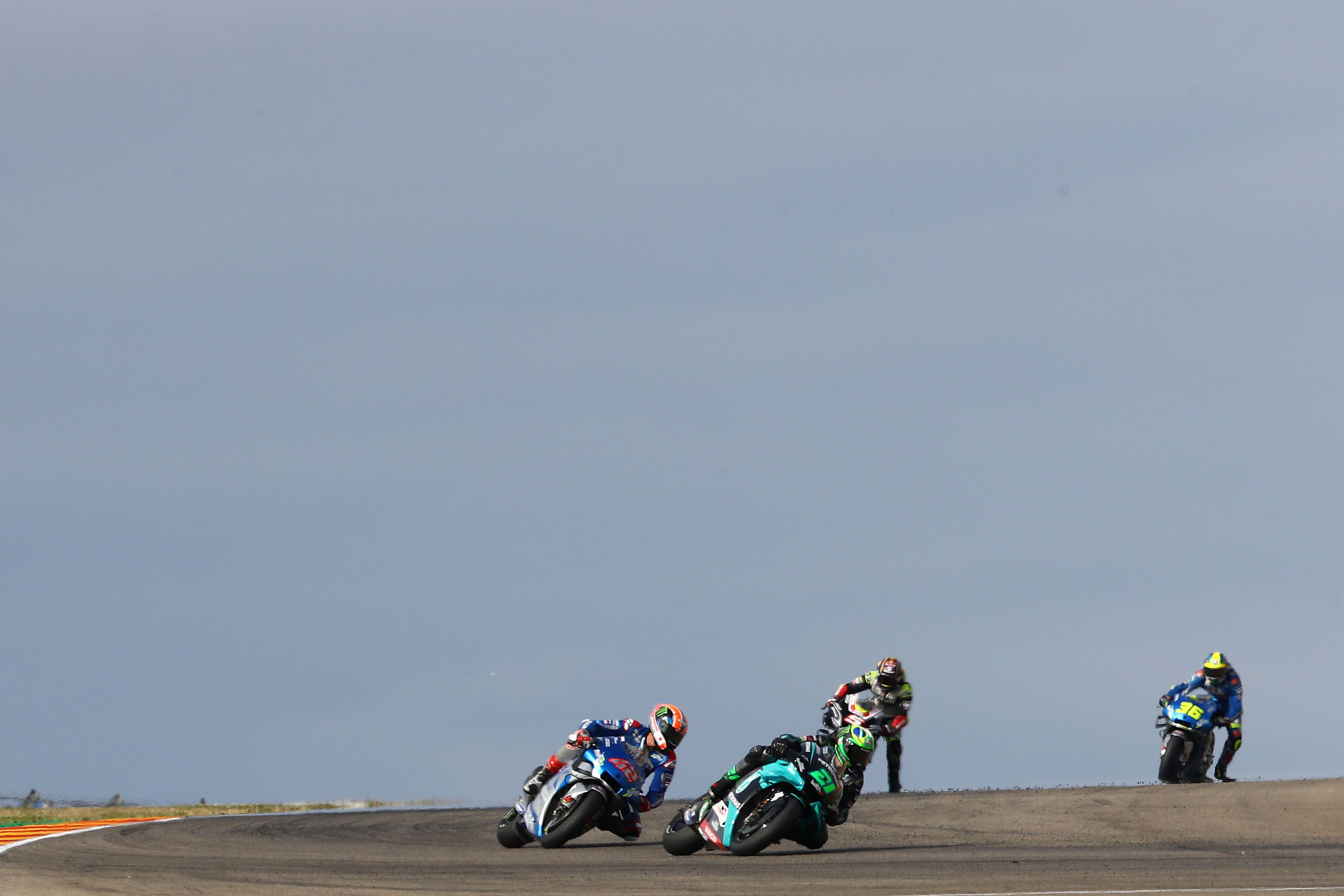 Franco Morbidelli y Álex Rins con Johann Zarco y Joan Mir detrás