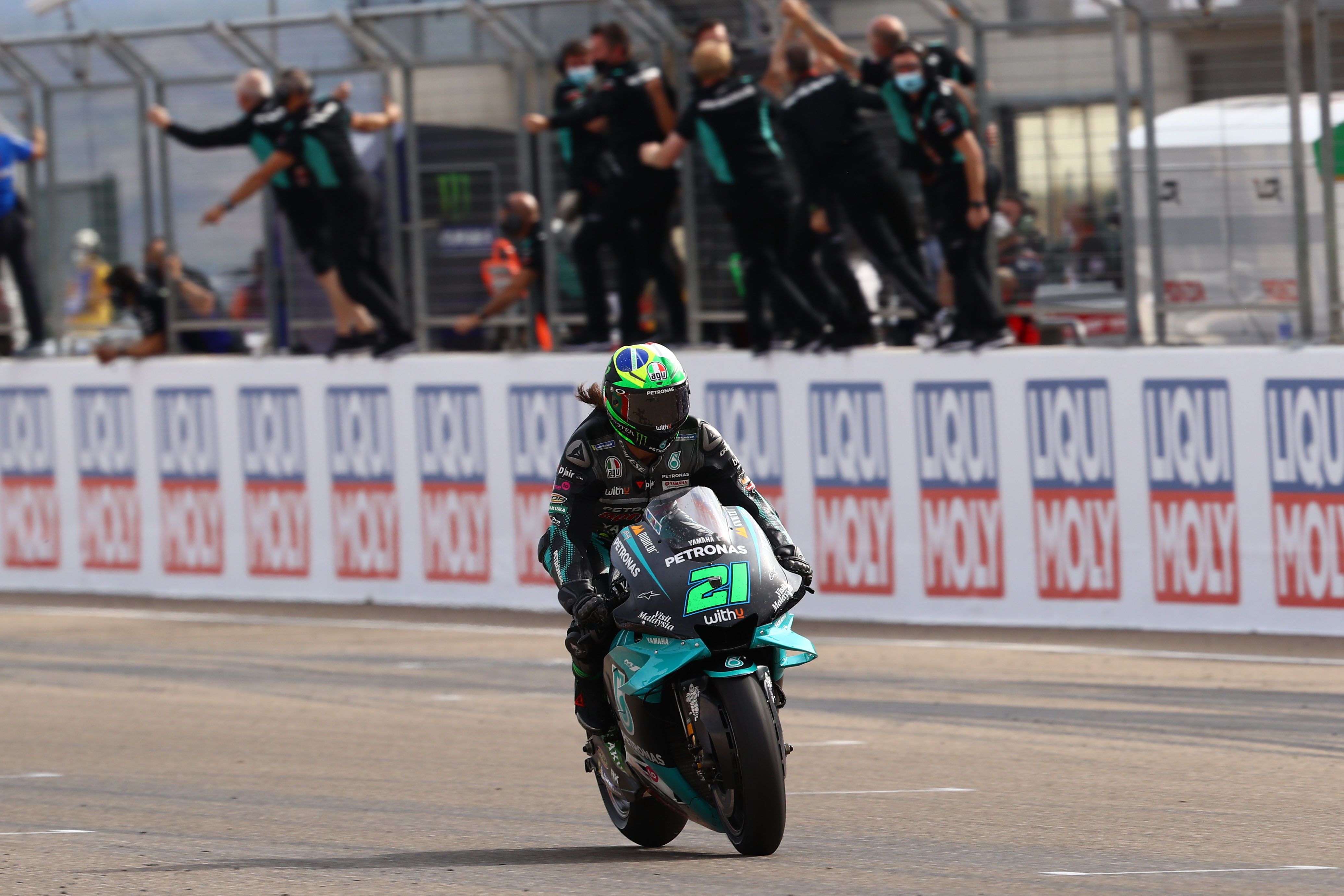 Franco Morbidelli cruza la línea de meta como ganador