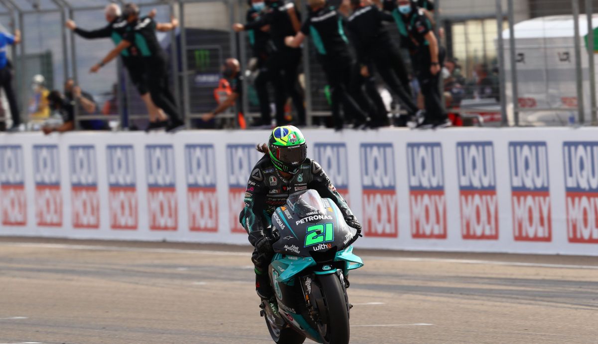 Franco Morbidelli cruza la línea de meta como ganador Franco Morbidelli cruza la línea de meta como ganador