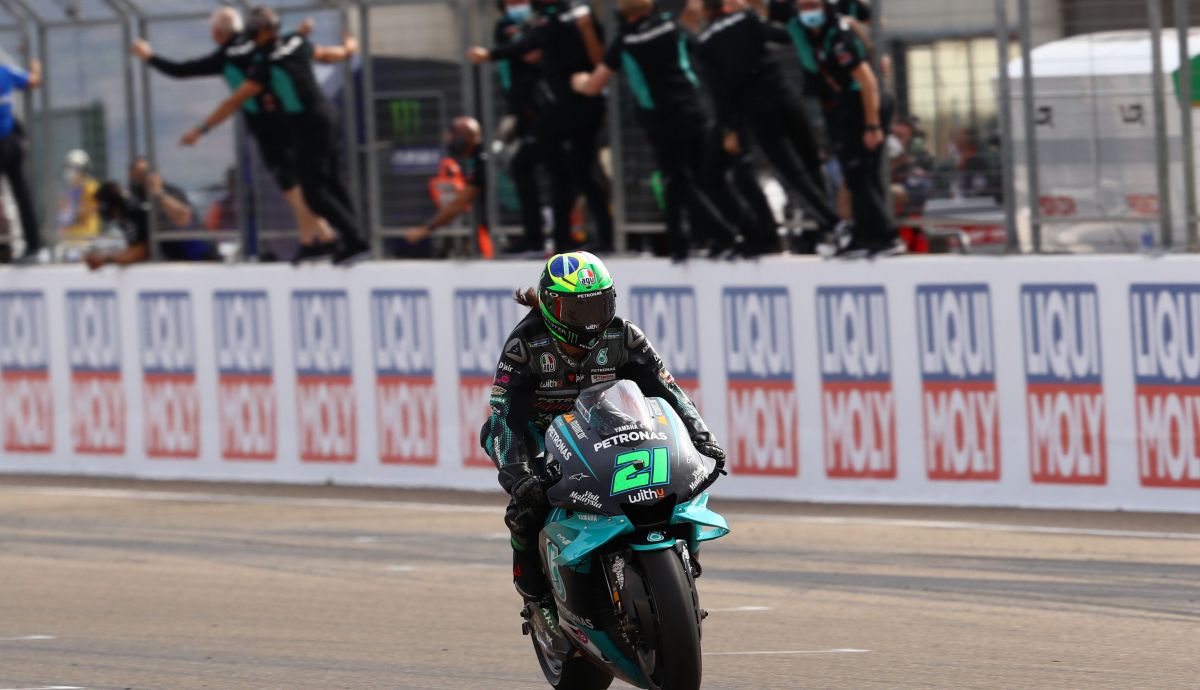 Franco Morbidelli cruza la línea de meta como ganador