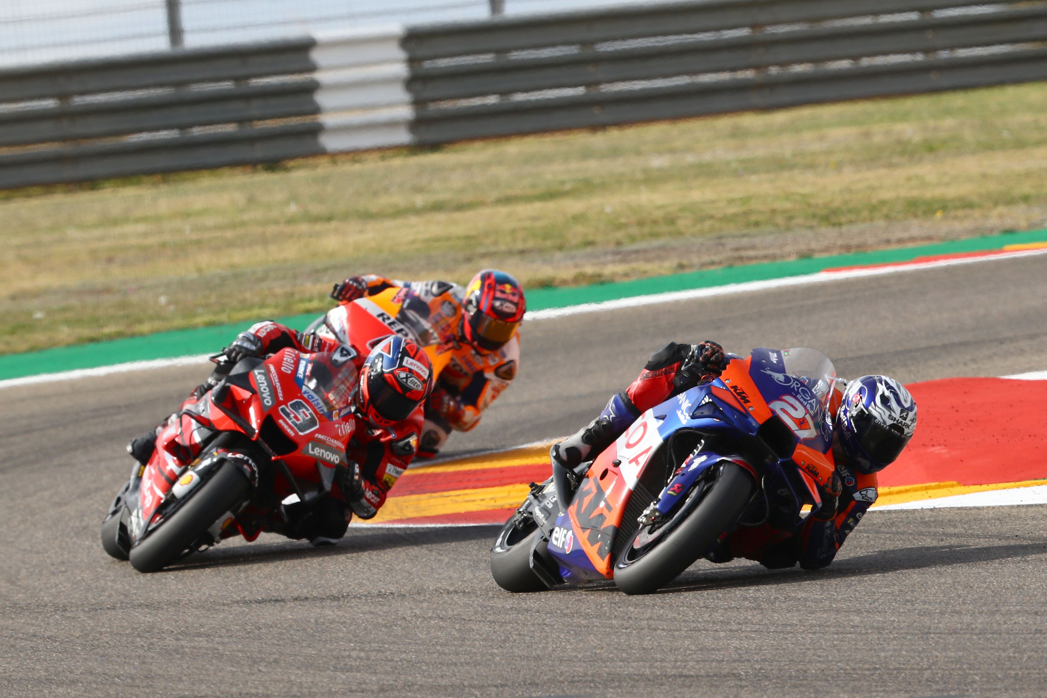 Iker Lecuona seguido por Andrea Dovizioso y Stefan Bradl