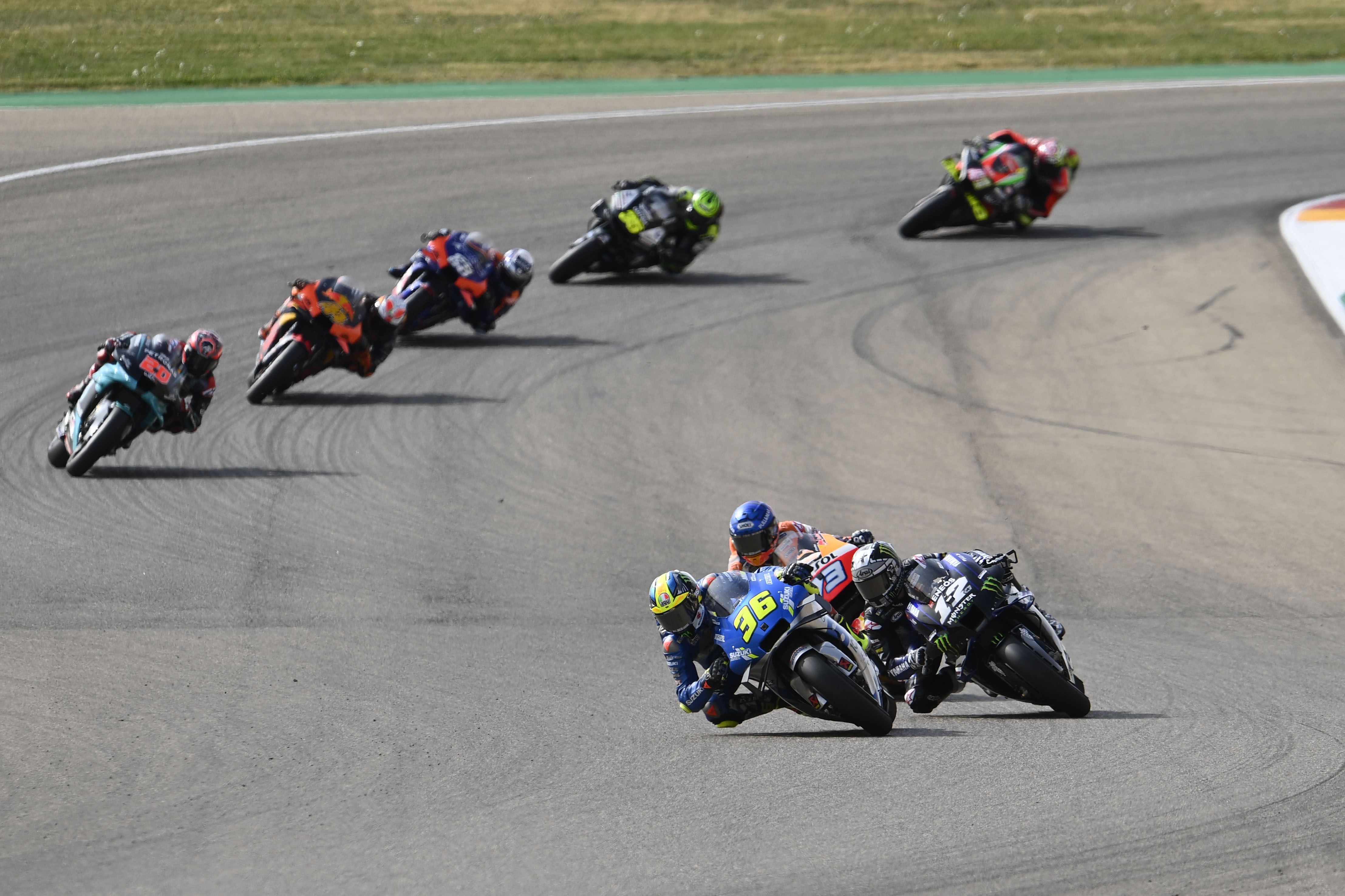 Joan Mir tras superar a Maverick Viñales en presencia de Álex Márquez