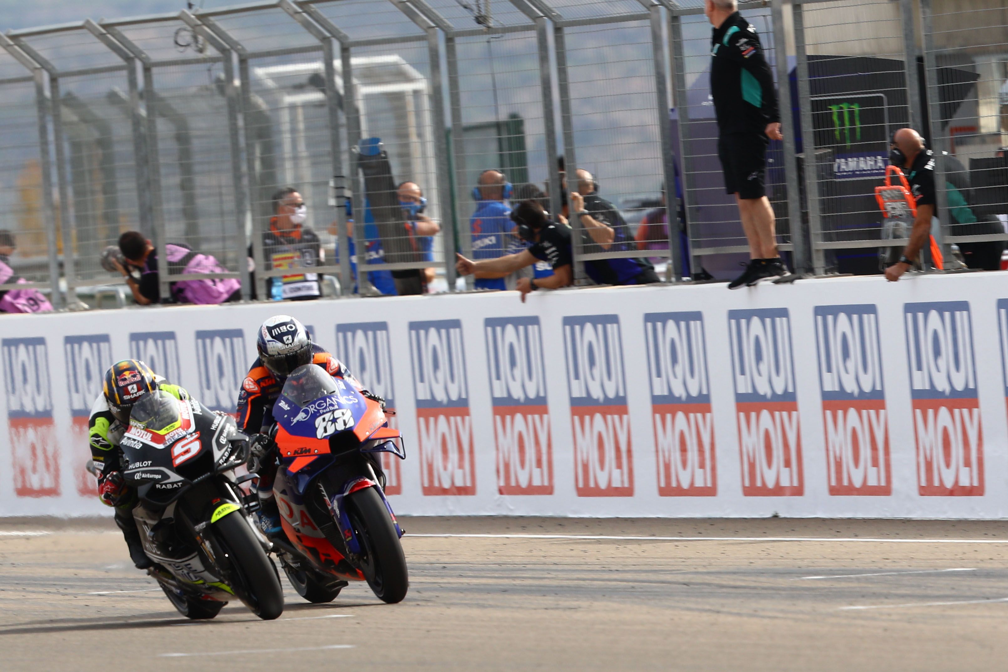 Johann Zarco se impone a Miguel Oliveira en la misma línea para acabar quinto