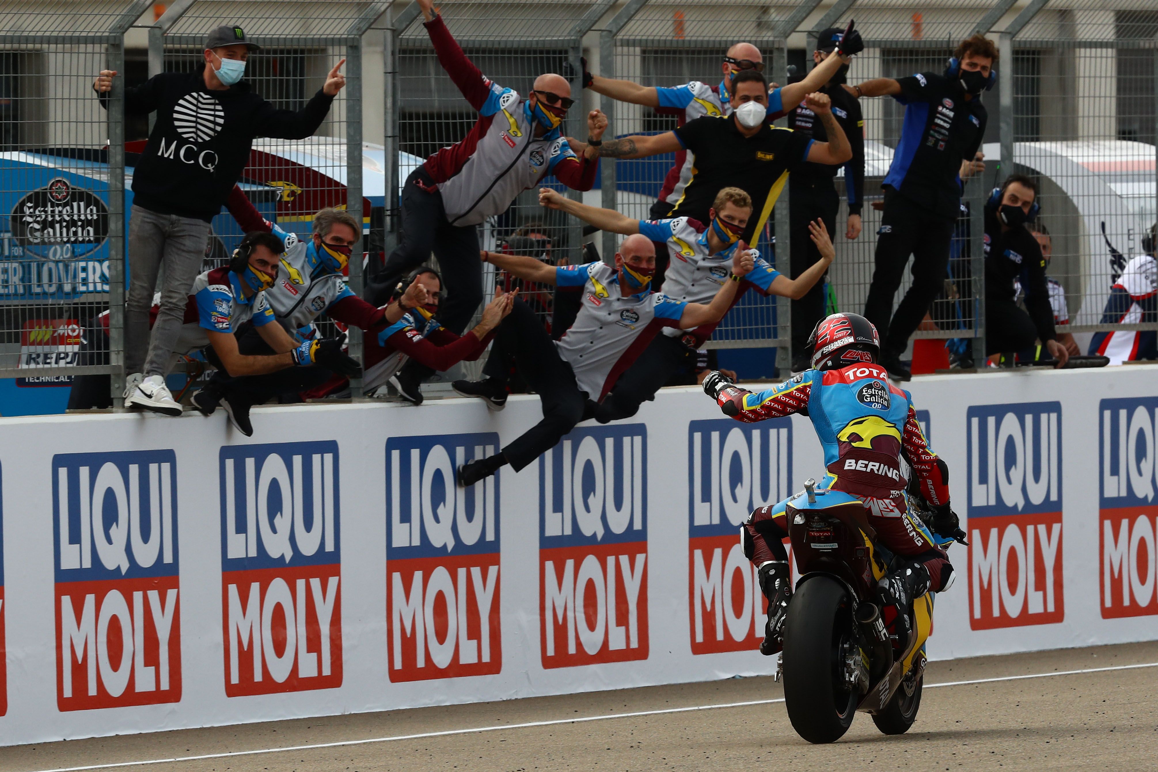 Sam Lowes entra victorioso por tercera carrera consecutiva entre el delirio del EG0,0 Marc VDS