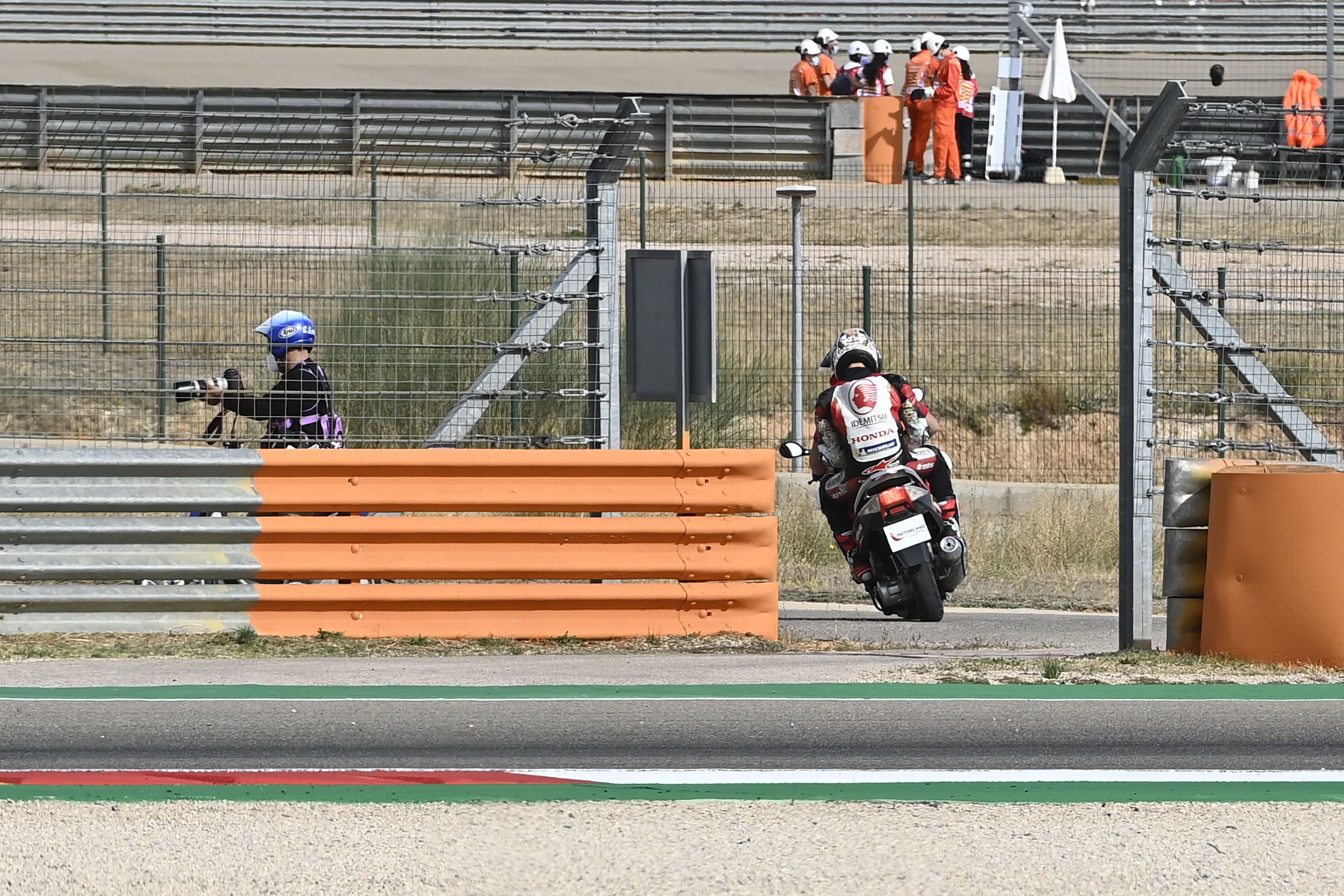 Takaaki Nakagami se va tras su caída en la primera vuelta