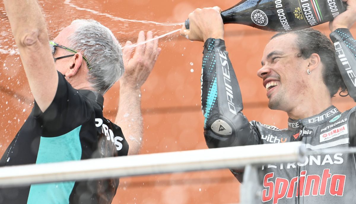 Franco Morbidelli festeja su victoria junto a Ramón Forcada Franco Morbidelli festeja su victoria junto a Ramón Forcada