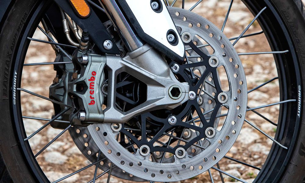 El sistema de frenos delantero de la Triumph Tiger 900 Rally  incluye pinzas Brembo ancladas radialmente, combinadas con una bomba radial fabricada por J-Juan