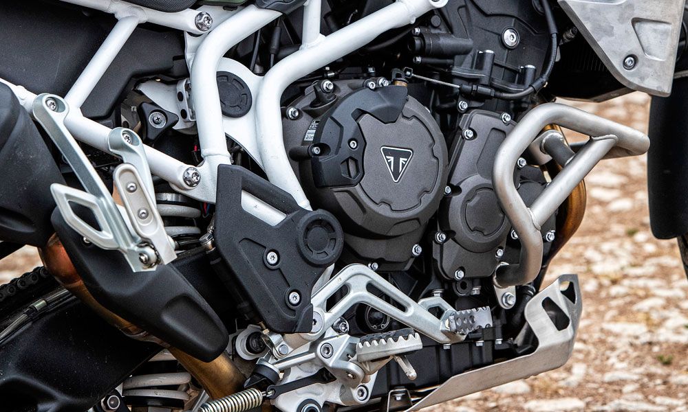 El motor profundamente renovado está en esta versión bien protegido con una estructura tubular a la altura del cigüeñal y por un cubrecárter de aluminio