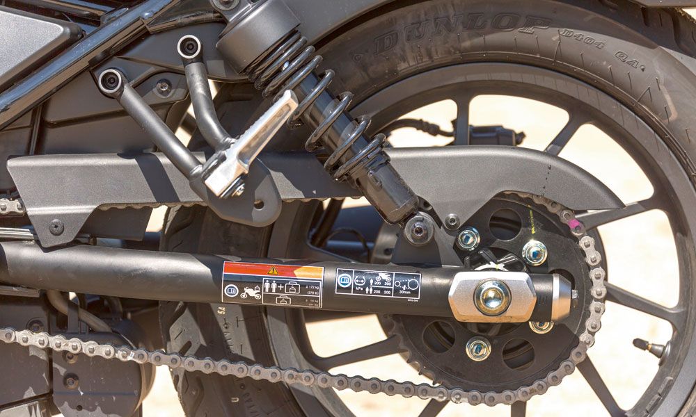 Las suspensiones de la Honda CMX500 Rebel han sido revisadas