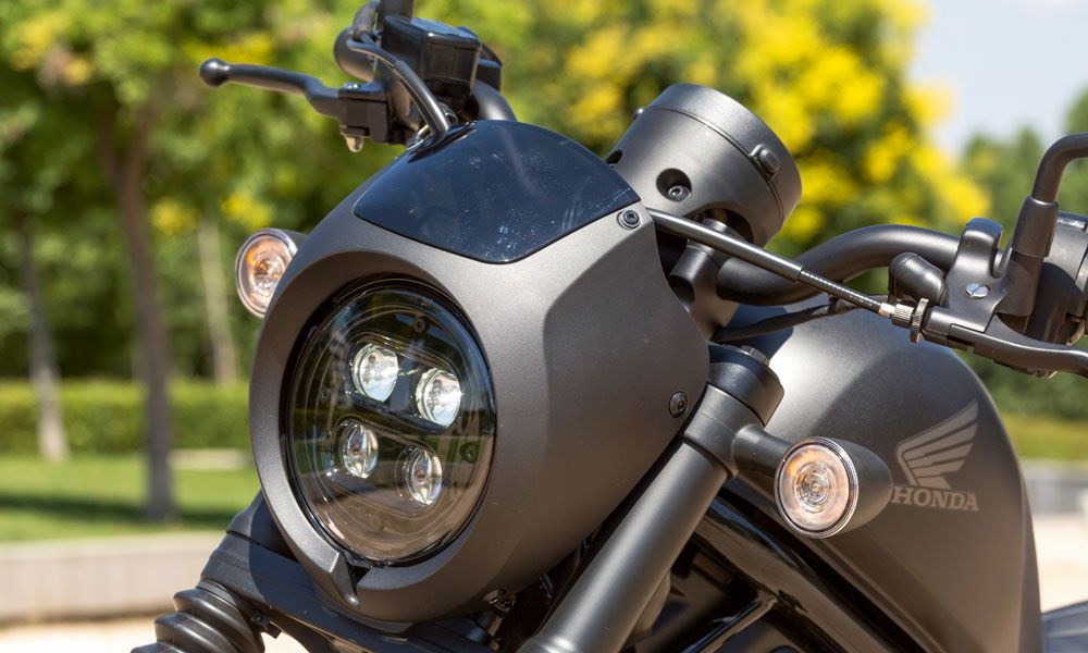La versión S de la Honda CMX500 Rebel dispone de cubierta de faro 