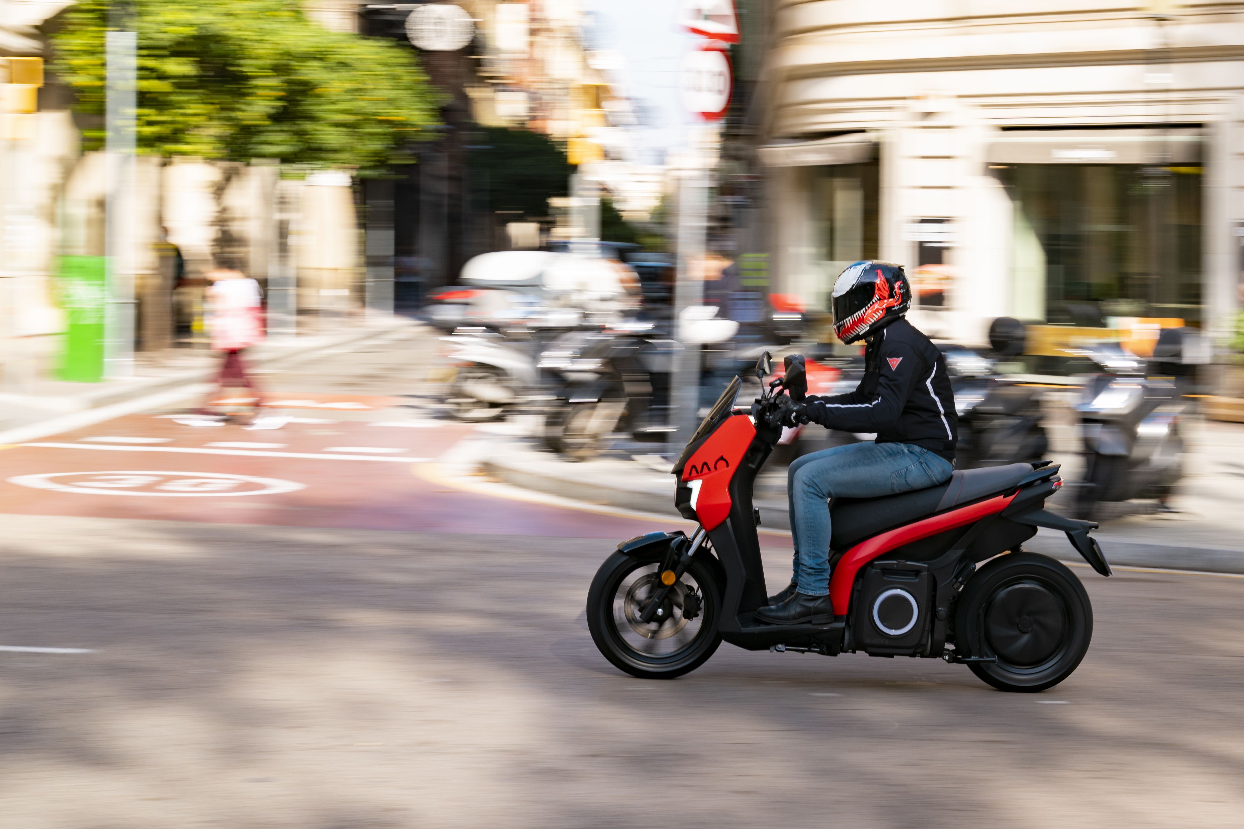 SEAT MÓ eScooter 125 durante su presentación en las calles de Barcelona.