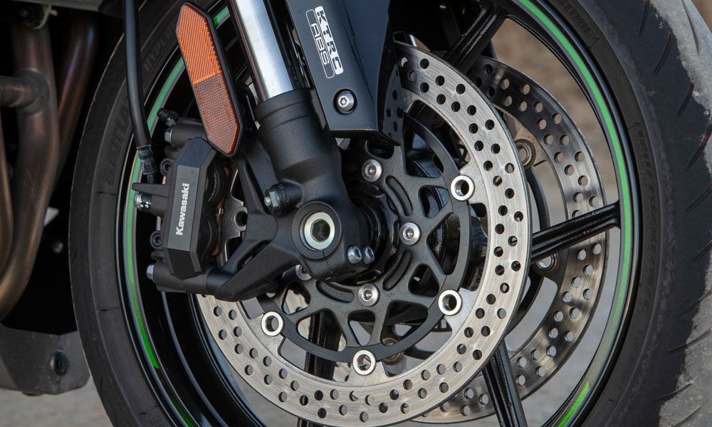 Además de ABS, la Kawasaki NInja 1000 SX cuenta con el sistema KIBS, que gestiona y reparte la frenada, dosificando el mordisco de las pinzas de 4 pistones de anclaje radial.