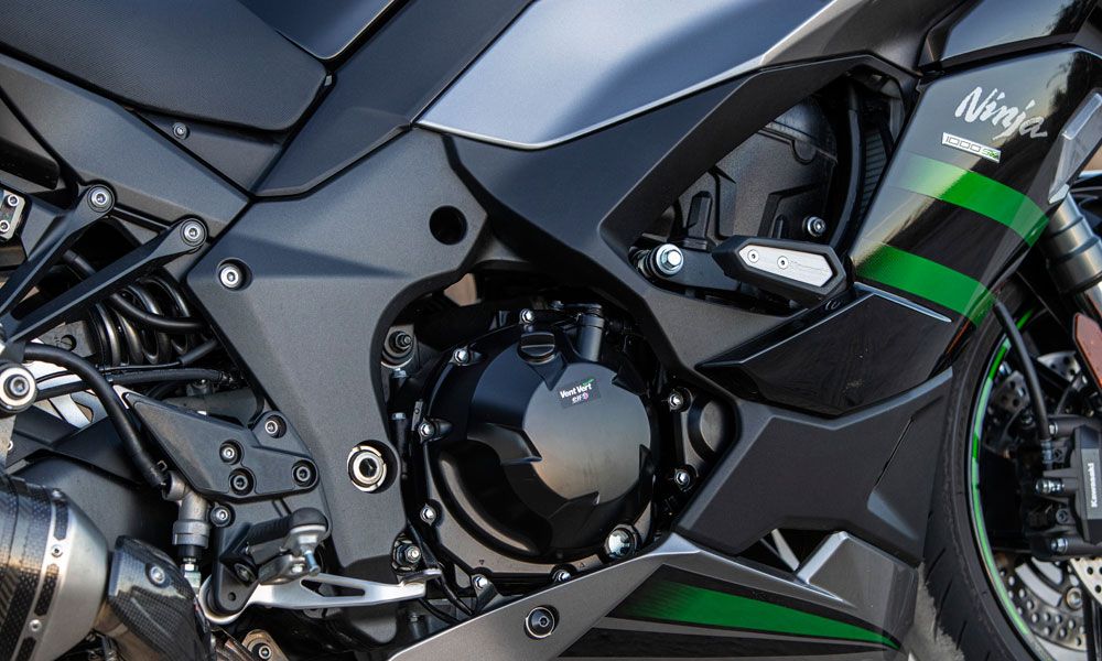 A determinado régimen, se puede llegar a notar ciertas vibraciones en la parte baja del motor de esta Kawasaki Ninja 1000SX y los estribos.