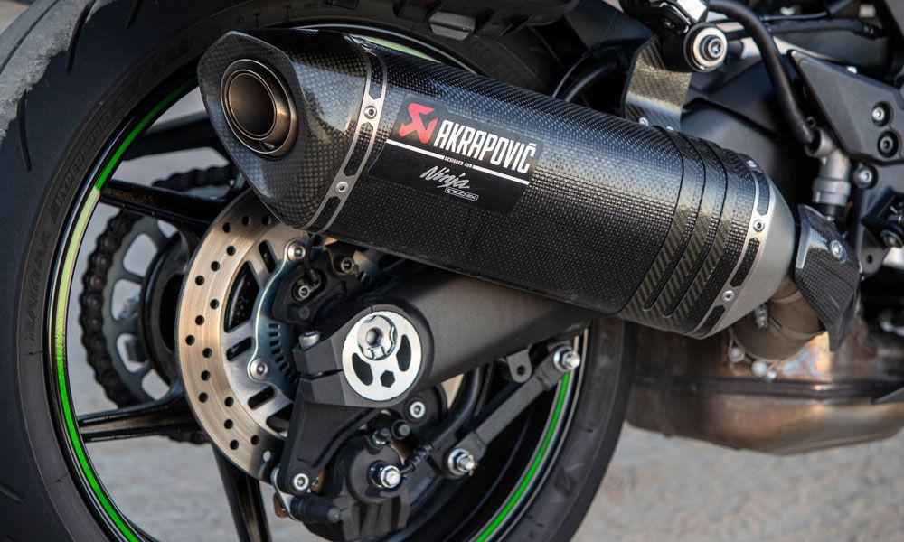 El escape Akrapovic del kit Sport Performance de la Kawasaki NInja 1000SX ofrece un sonido rotundo y deportivo