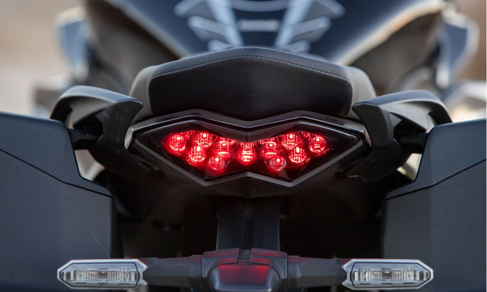 Estética agresiva desde la vista posterior de la Kawasaki Ninja 1000SX. Piloto trasero de corte minimalista, iluminación por leds