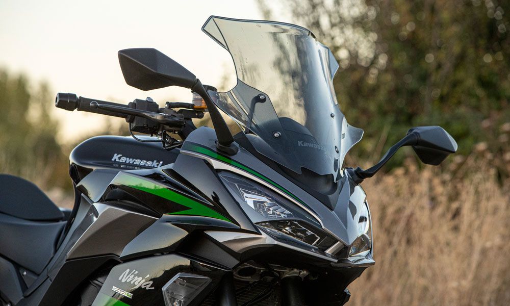 El kit Performance Tourer para esta Kawasaki NInja 1000SX ofrece entre otros elementos una pantilla sobreelevada, que potencia su lado turístico. El accionamiento siempre es manual.