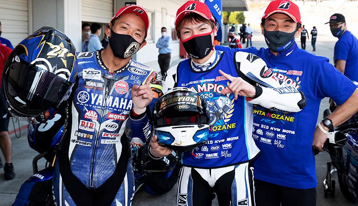Katsuyuki Nakasuga festeja su victoria y Kohta Nozane su título Katsuyuki Nakasuga festeja su victoria y Kohta Nozane su título