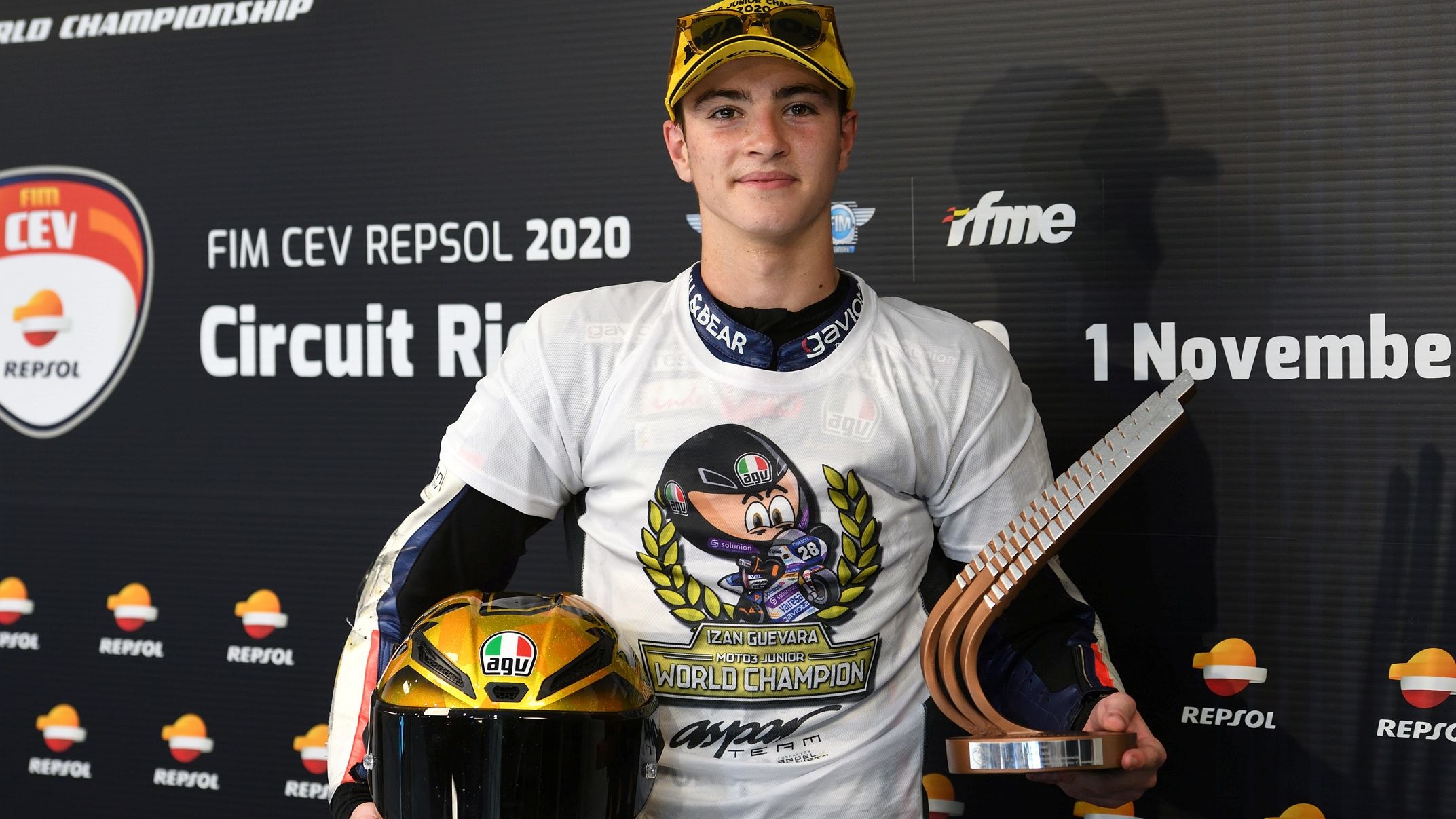 Izan Guevara con su título de campeón del mundo junior de Moto3 2020