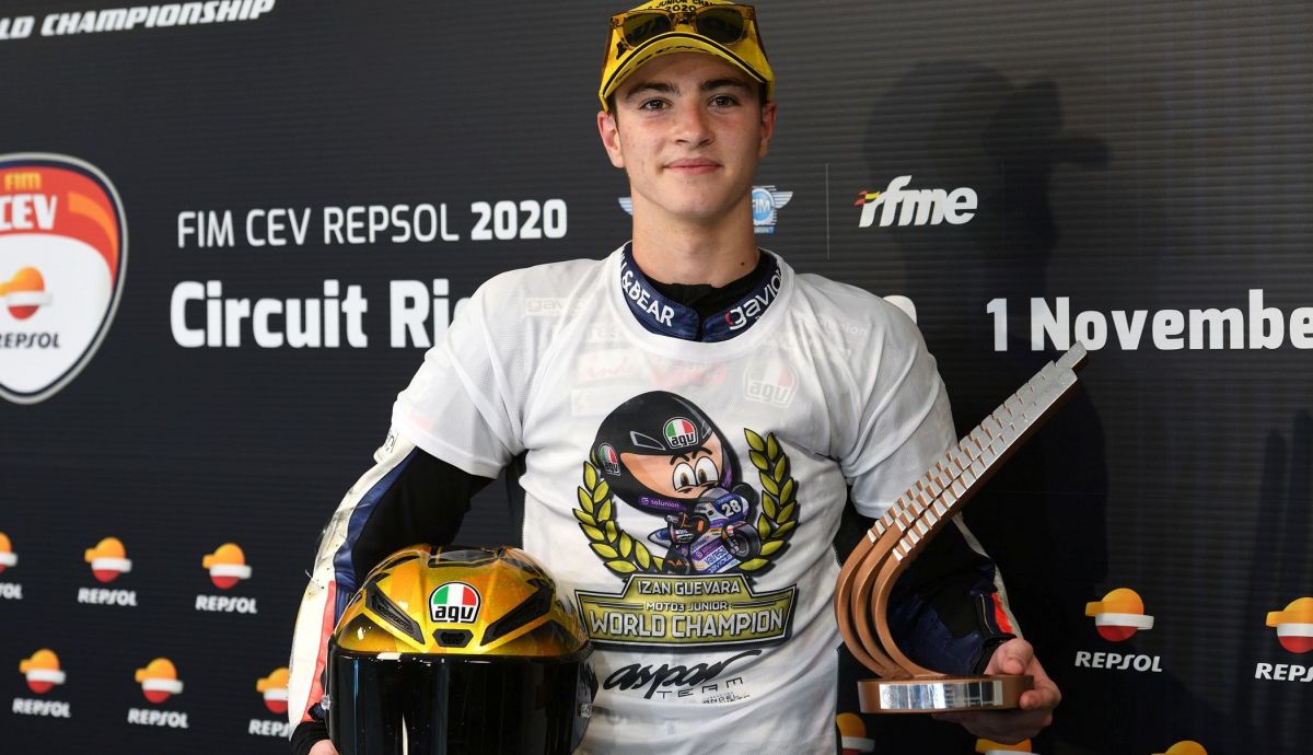 Izan Guevara con su título de campeón del mundo junior de Moto3 2020 Izan Guevara con su título de campeón del mundo junior de Moto3 2020