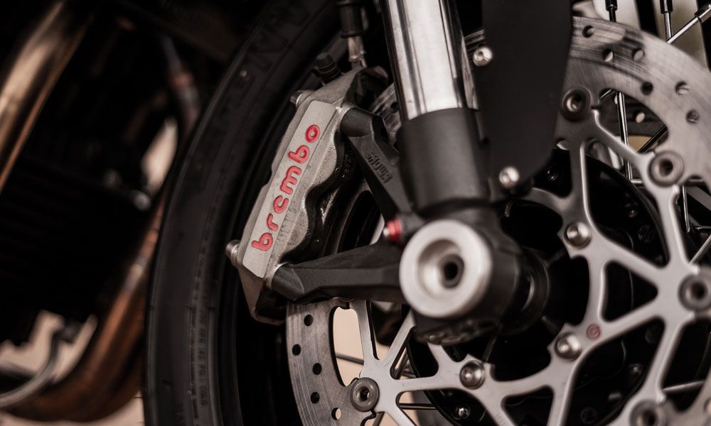 Los frenos de la Triumph Trophy 1200 Throwback son Brembo