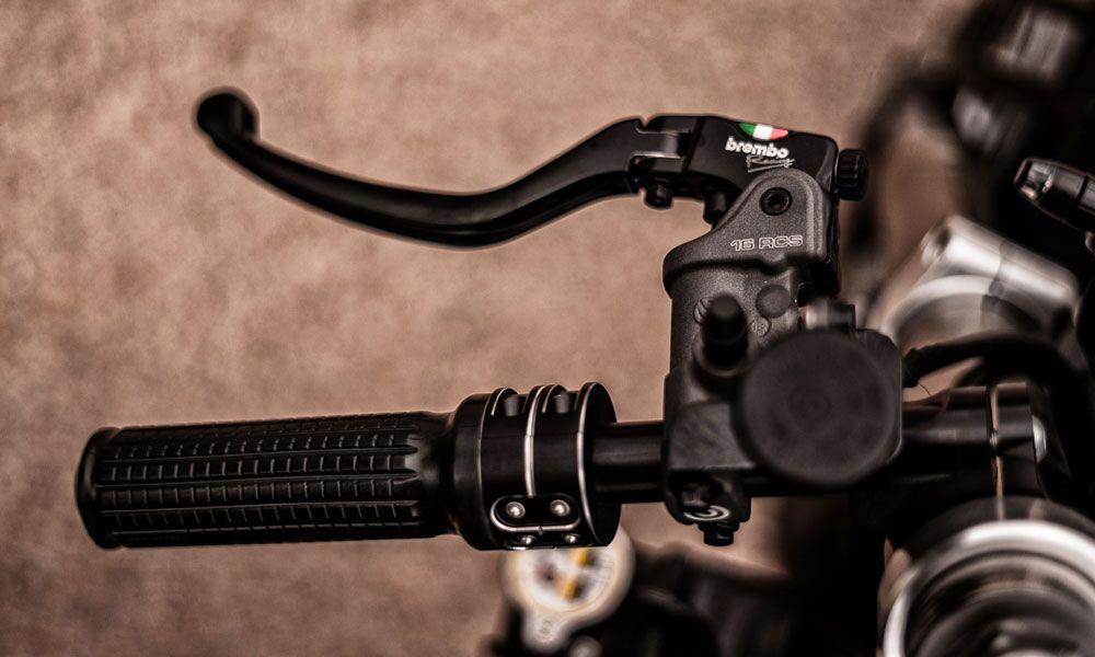 La bomba de embrague la Triumph Trophy 1200 Throwback es Brembo