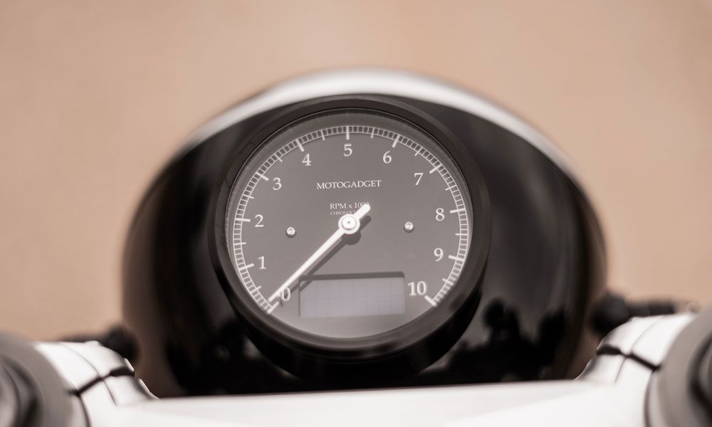 El reloj incrustado en el faro de esta Throwback pasa desapercibido